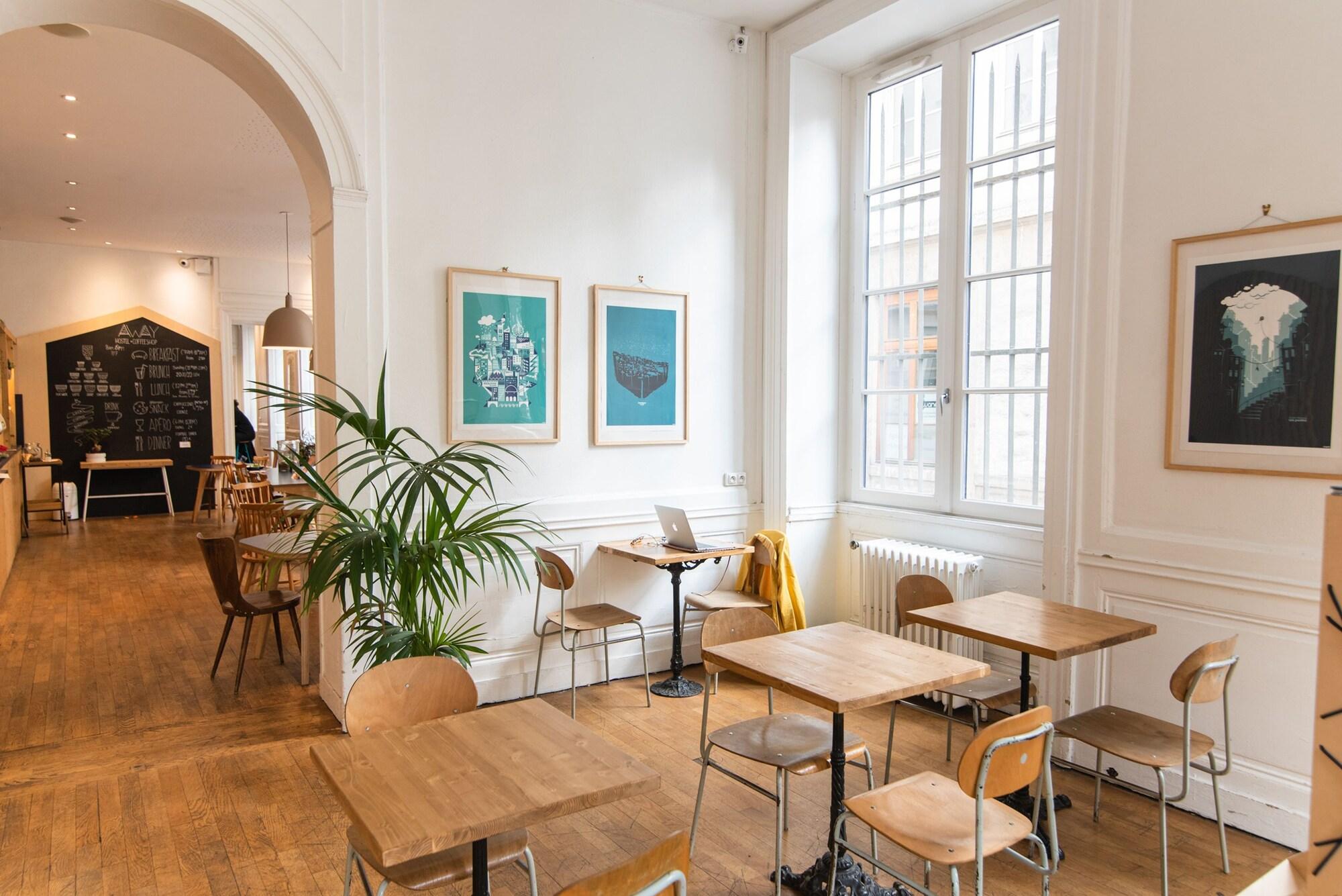 هتل Away Hostel & Coffee Shop لیون