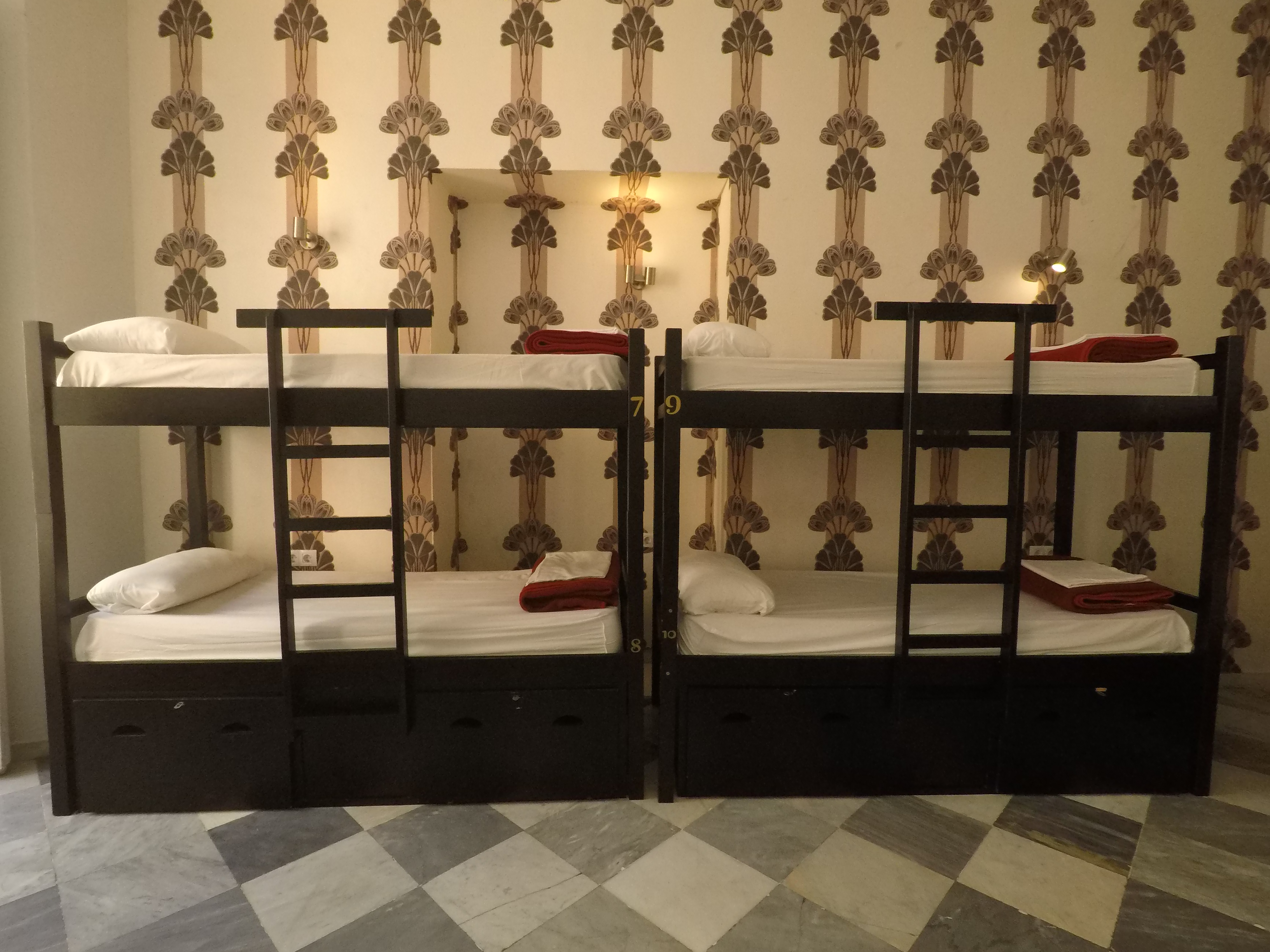 هتل Oasis Backpackers' Palace Sevilla سویل