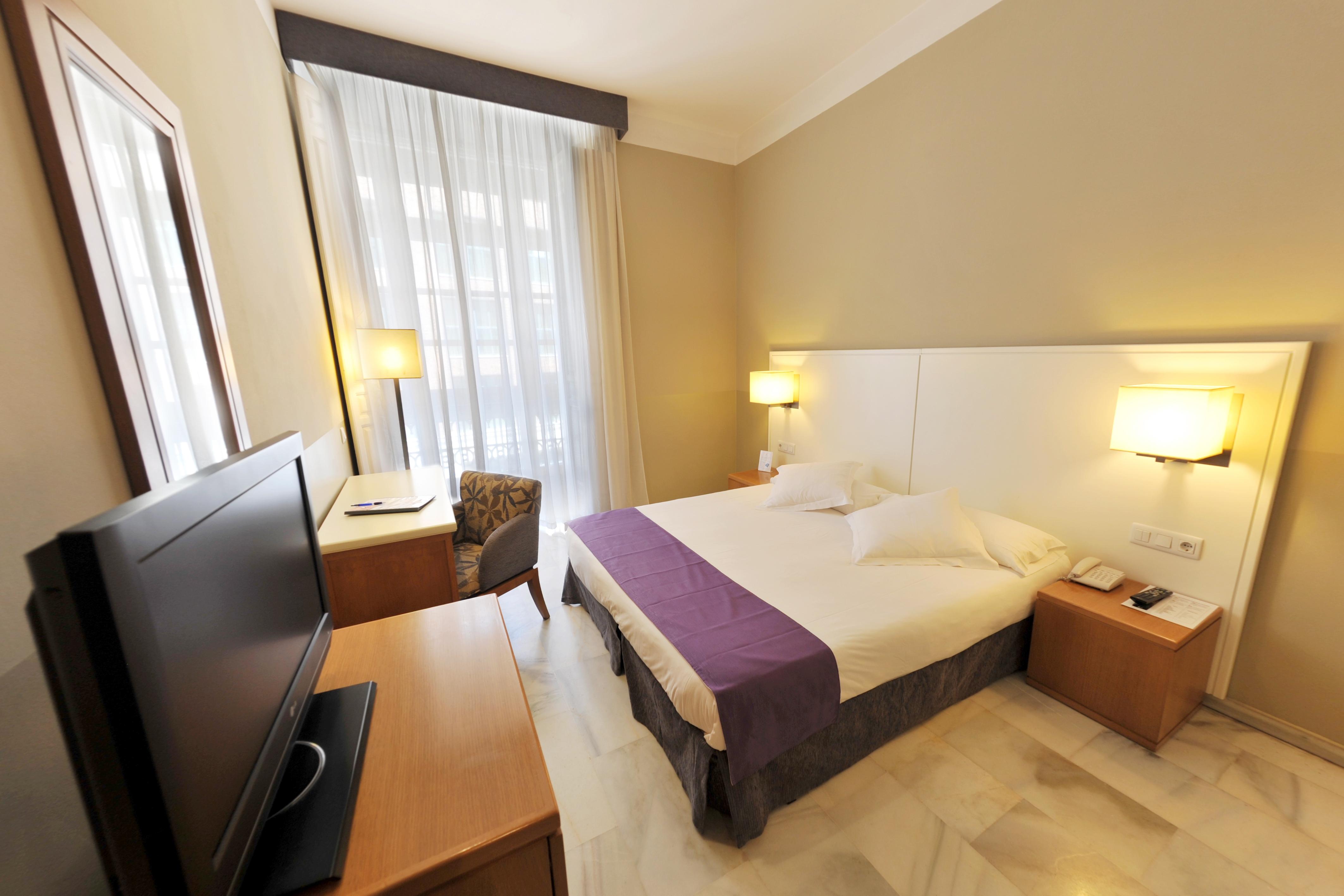 هتل Hotel Atarazanas مالاگا