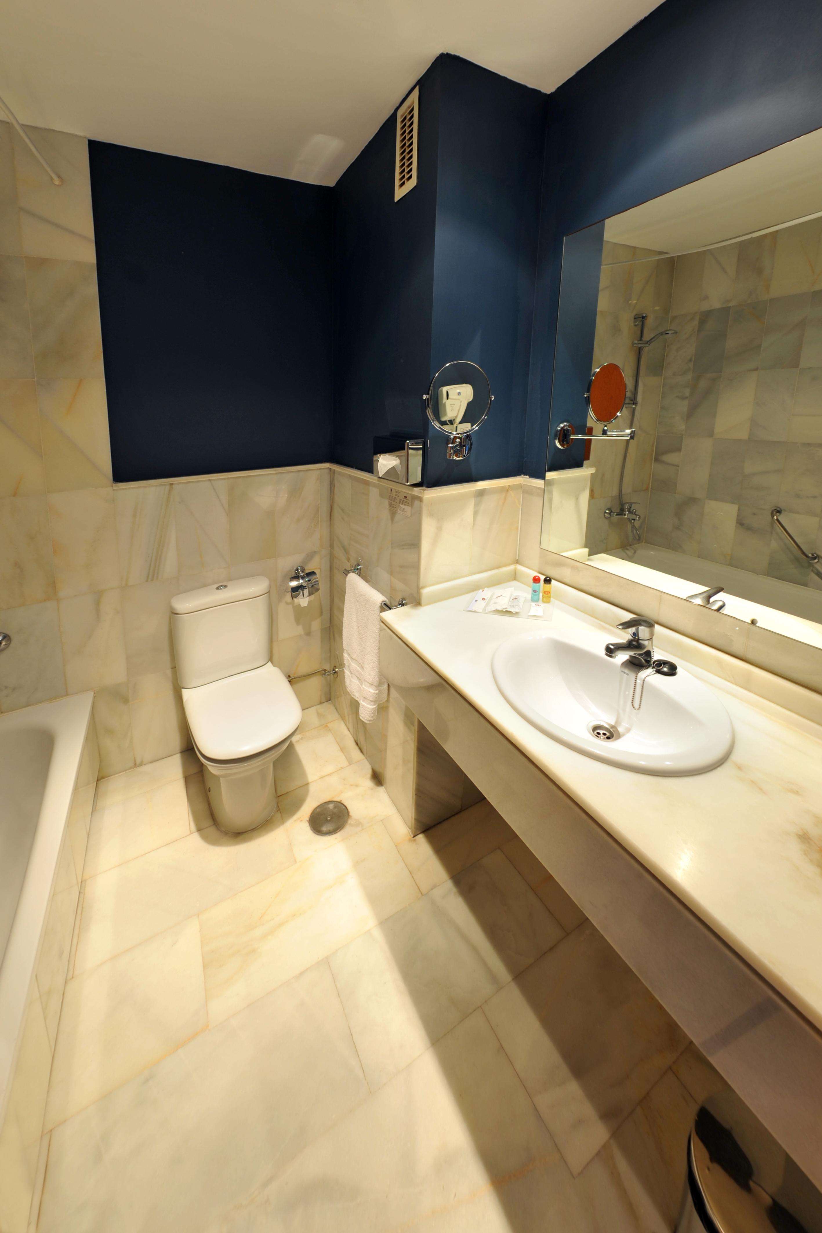 هتل Hotel Atarazanas مالاگا