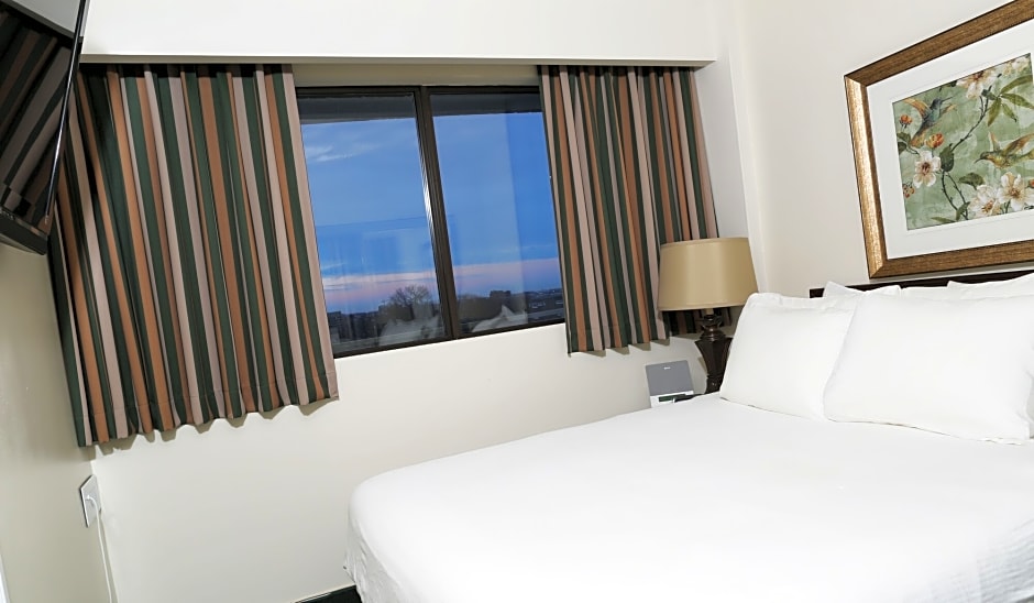 هتل The Business Inn اوتاوا