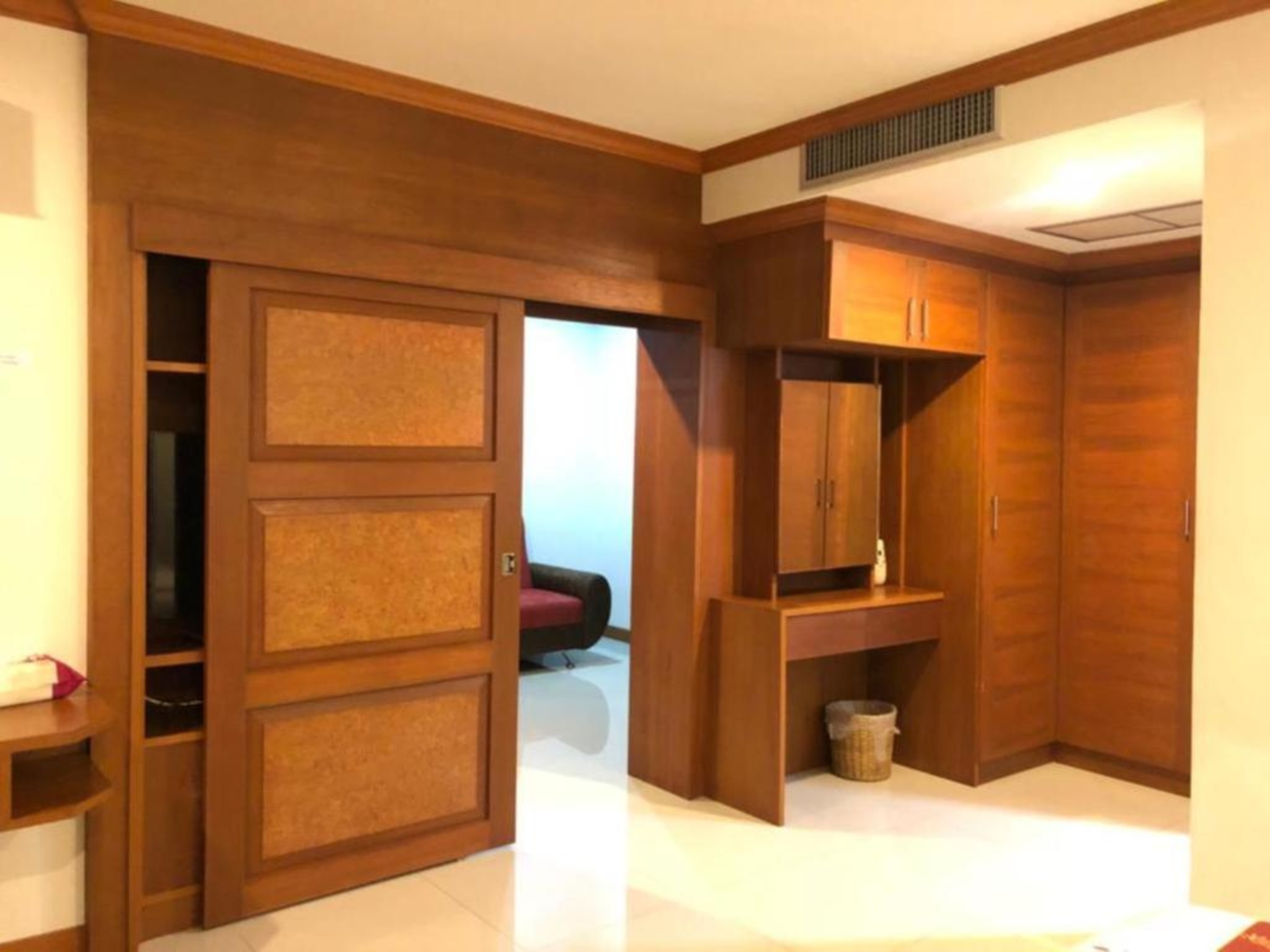 هتل Chollada Inn Kamala Beach