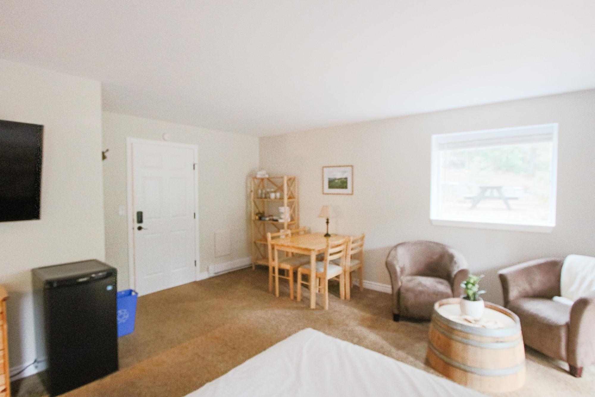 هتل The Inn at the Ninth Hole Bed and Breakfast Salomon Arm