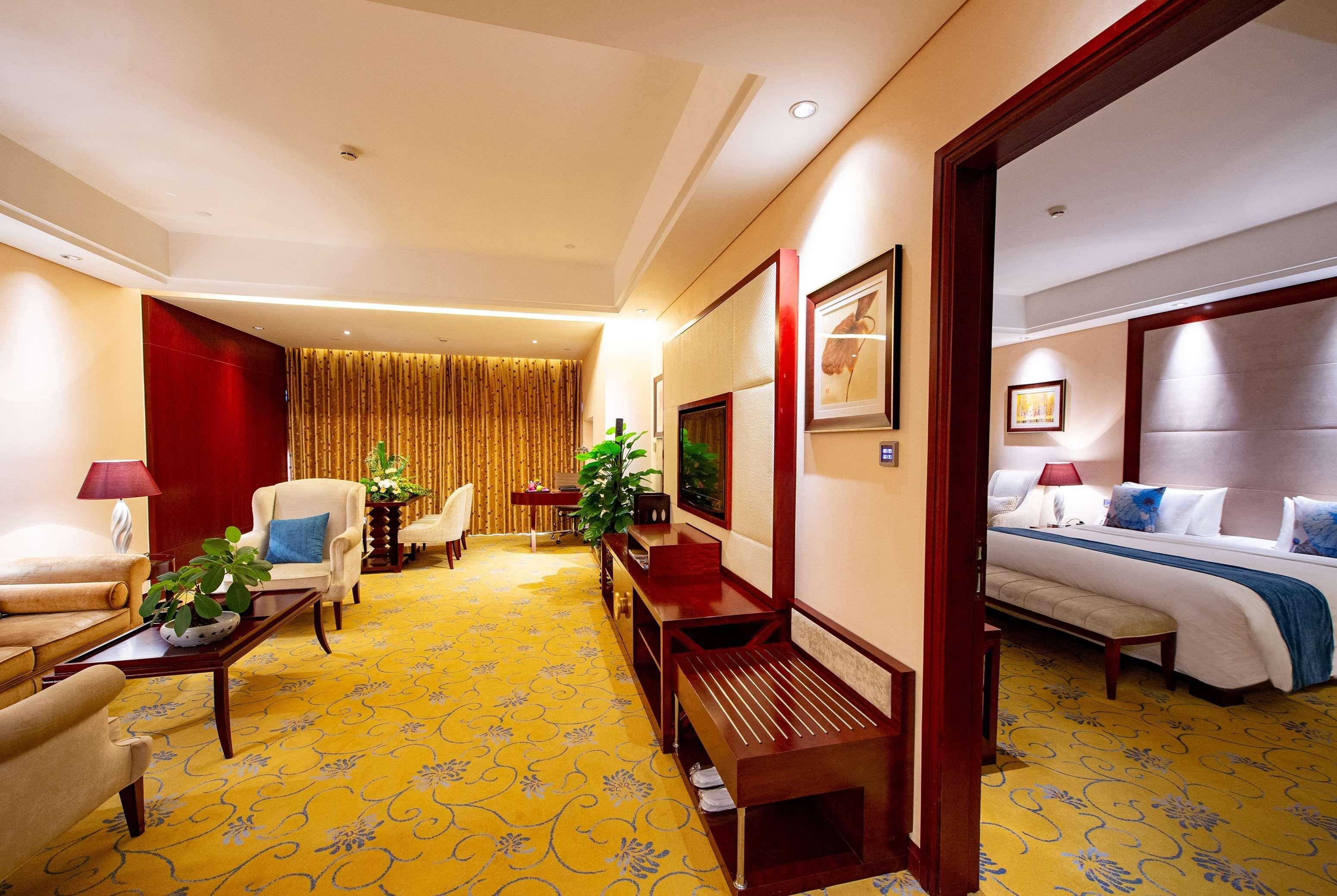هتل Howard Johnson Tropical Garden Plaza Kunming Kunming