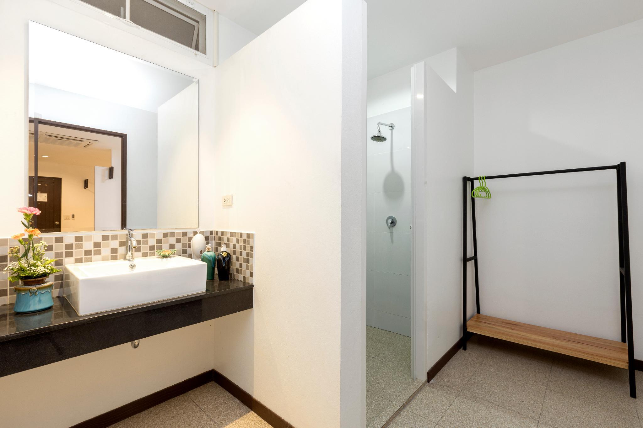 هتل The Lantern Hostel پوکت