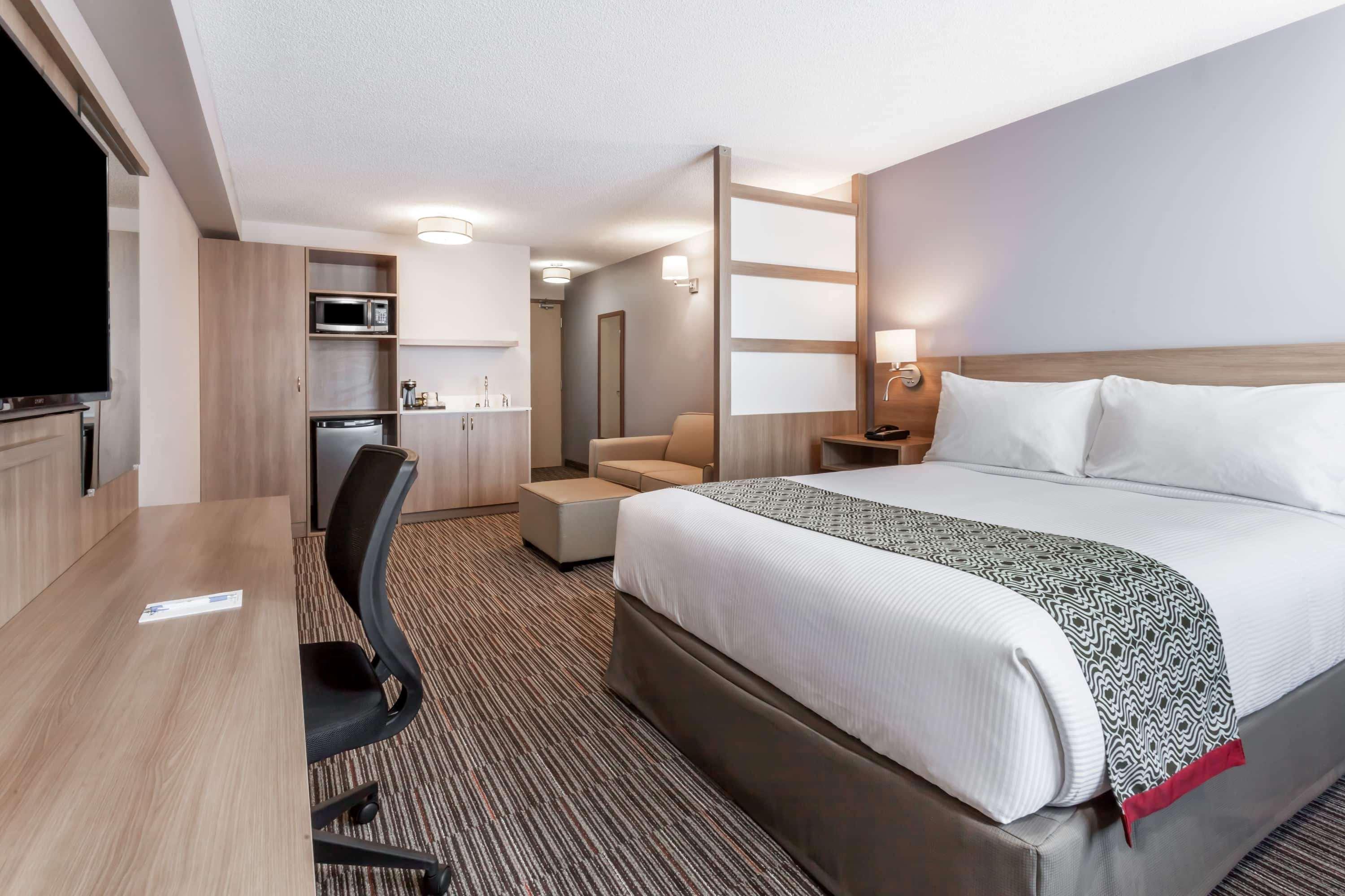 هتل Microtel by Wyndham Casselman Casselman