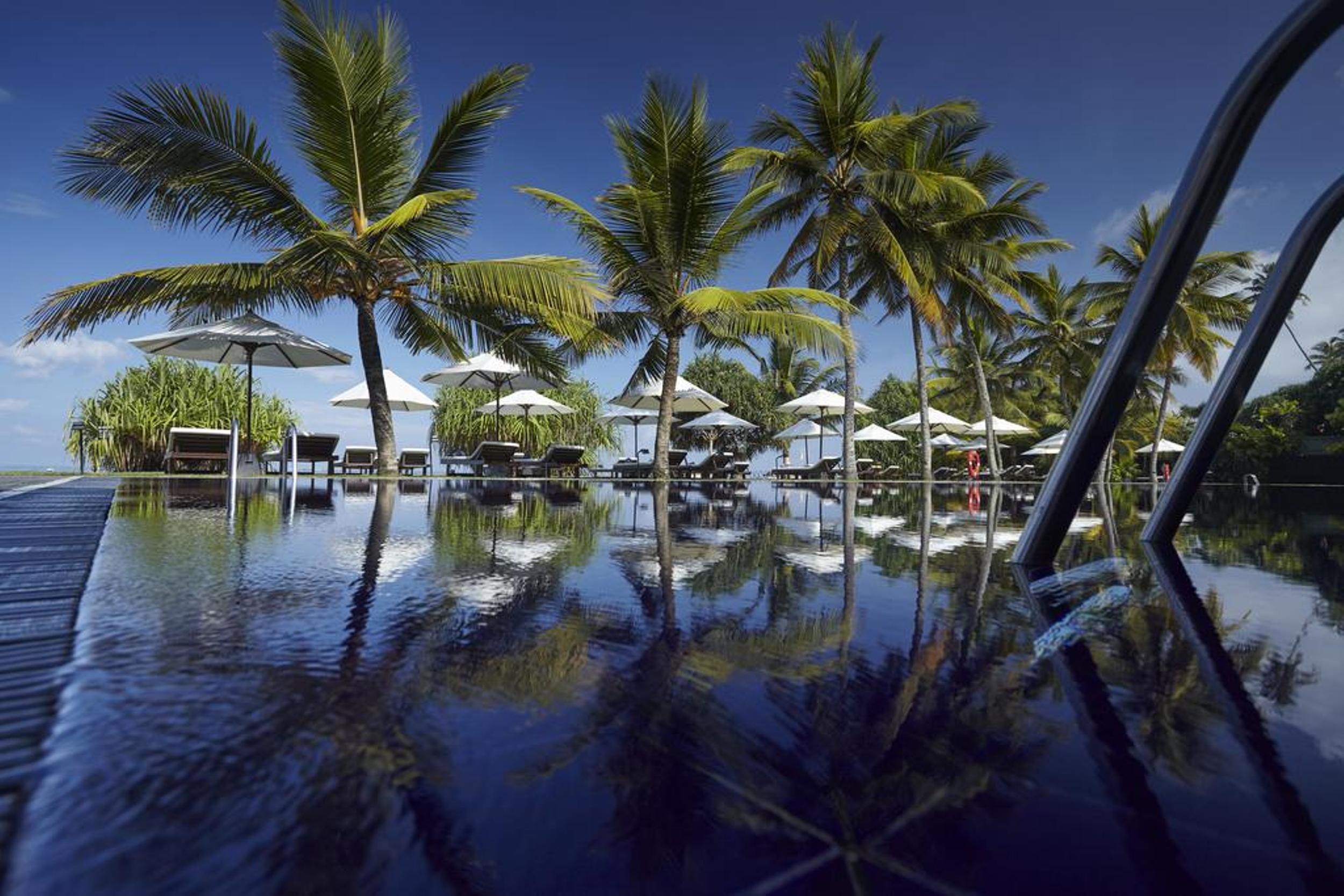 هتل The Surf Hotel بنتوتا