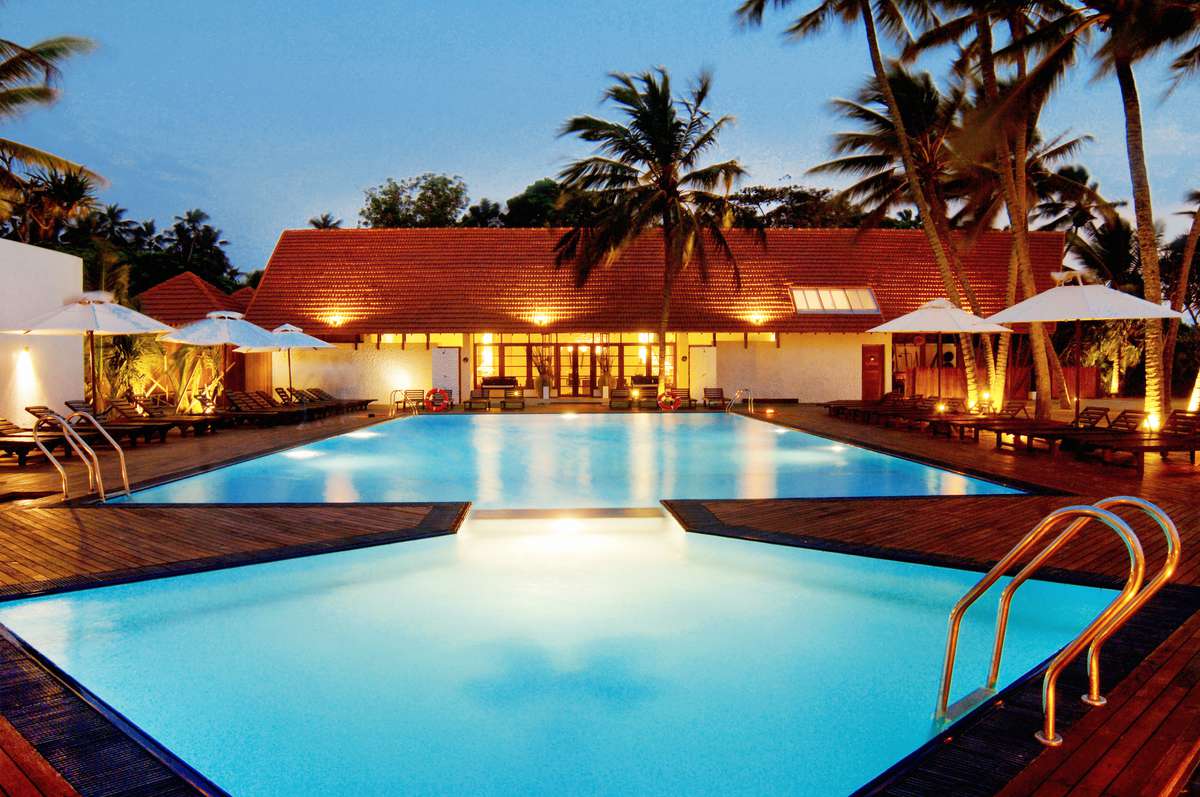 هتل The Surf Hotel بنتوتا