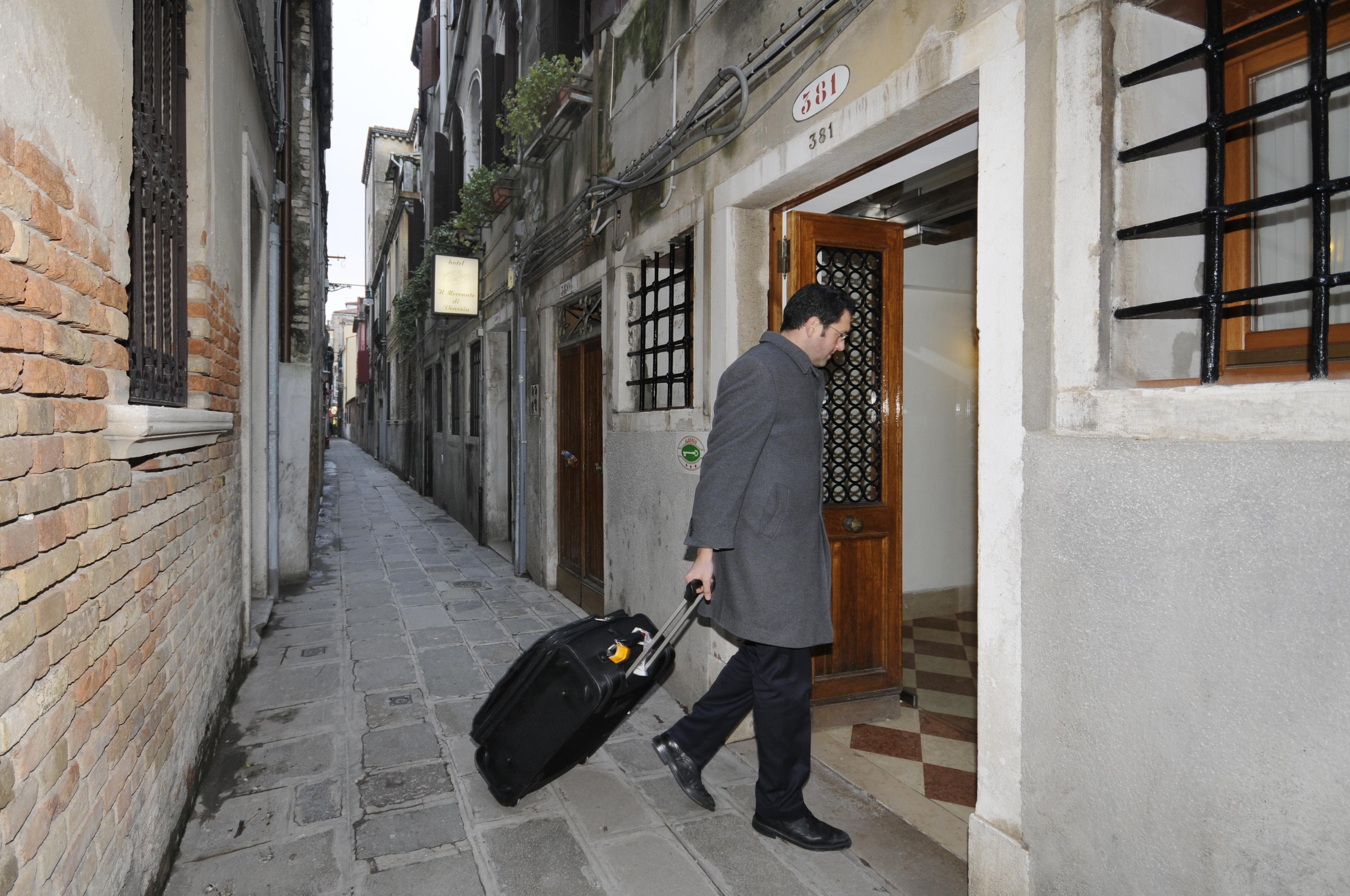 Alibaba https://cdn.alibaba.ir/ostorage/hotel/images/60CED74D/7AC98028571700F879A70F808352AD8E.jpg