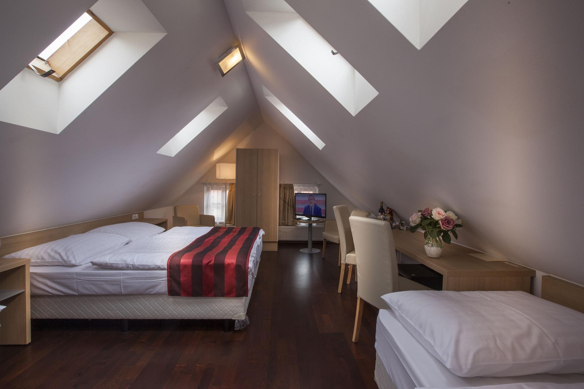 هتل Residence U Malvaze پراگ