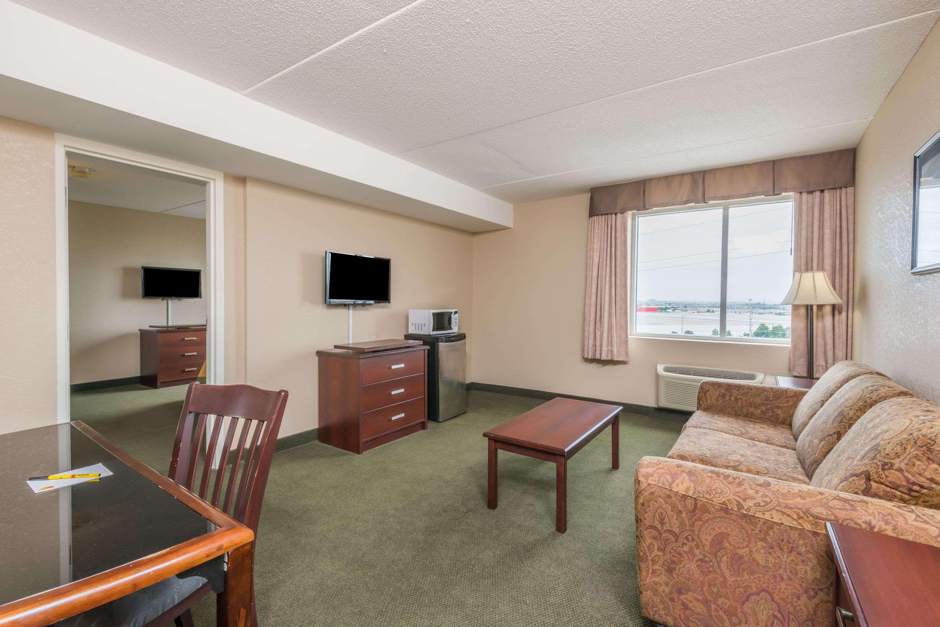 هتل سوپر ۸ میسیساگا تورنتو