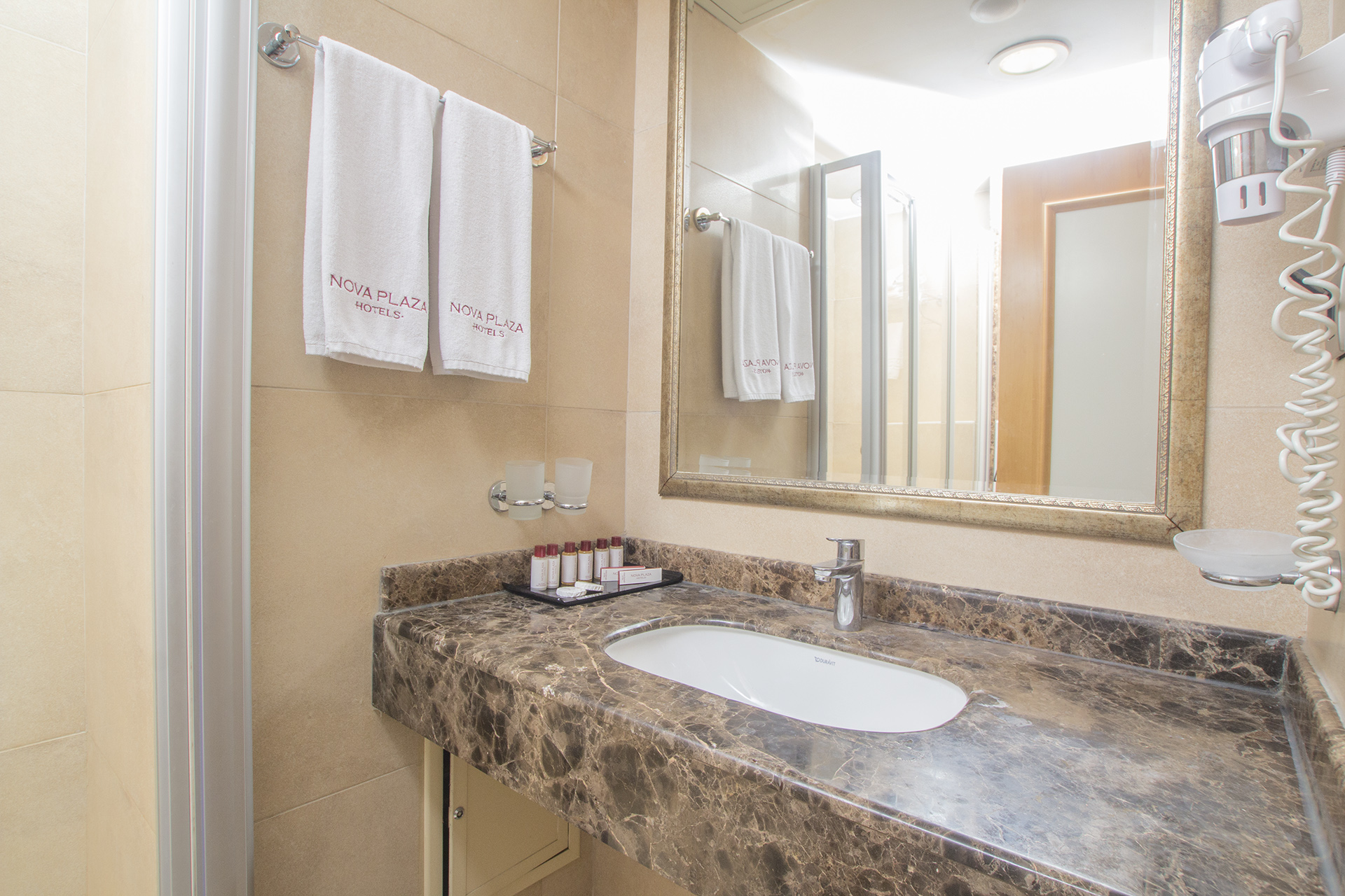 تصاویر Hotel Crestium Prime Square