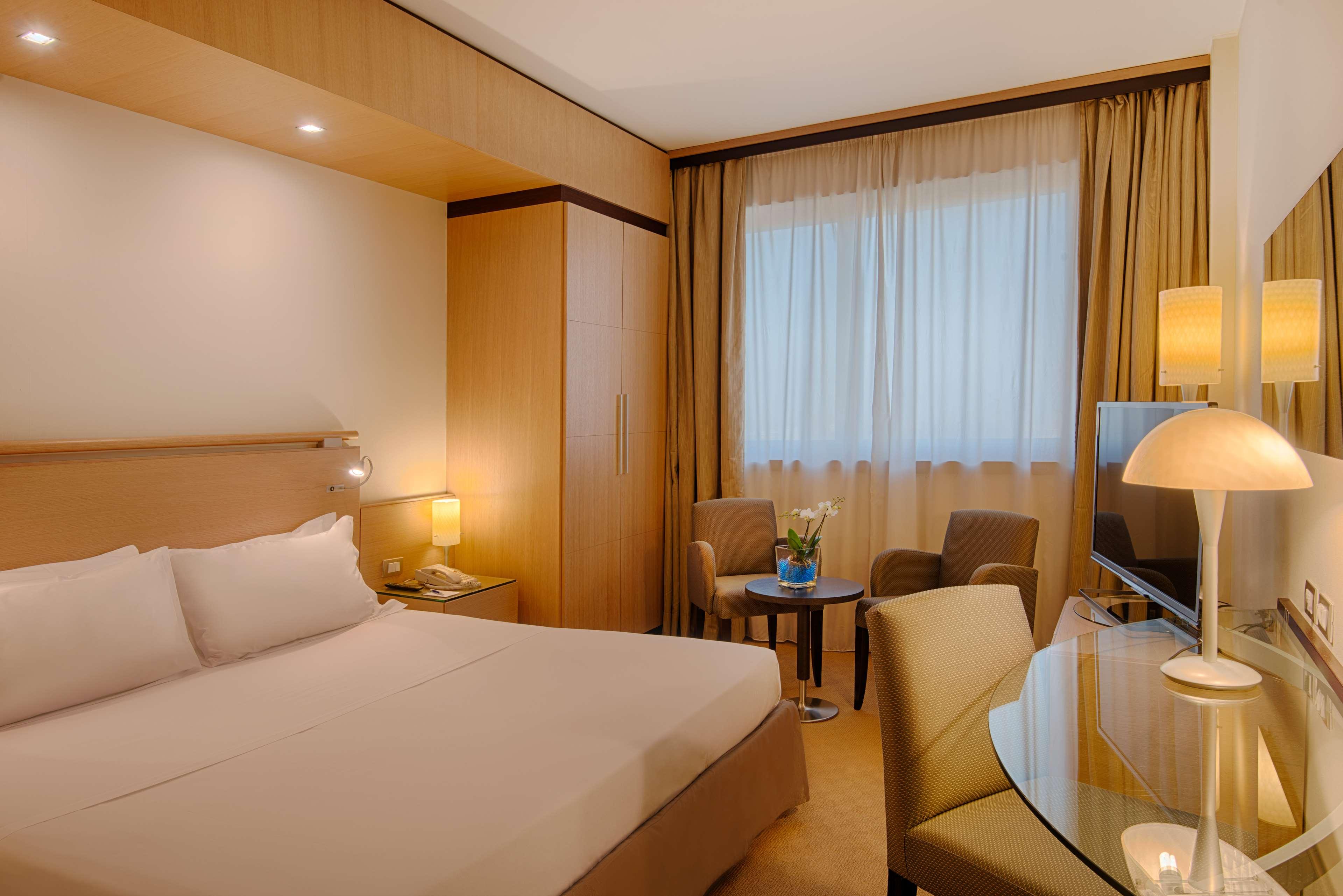 هتل NH Bologna Villanova Castenaso