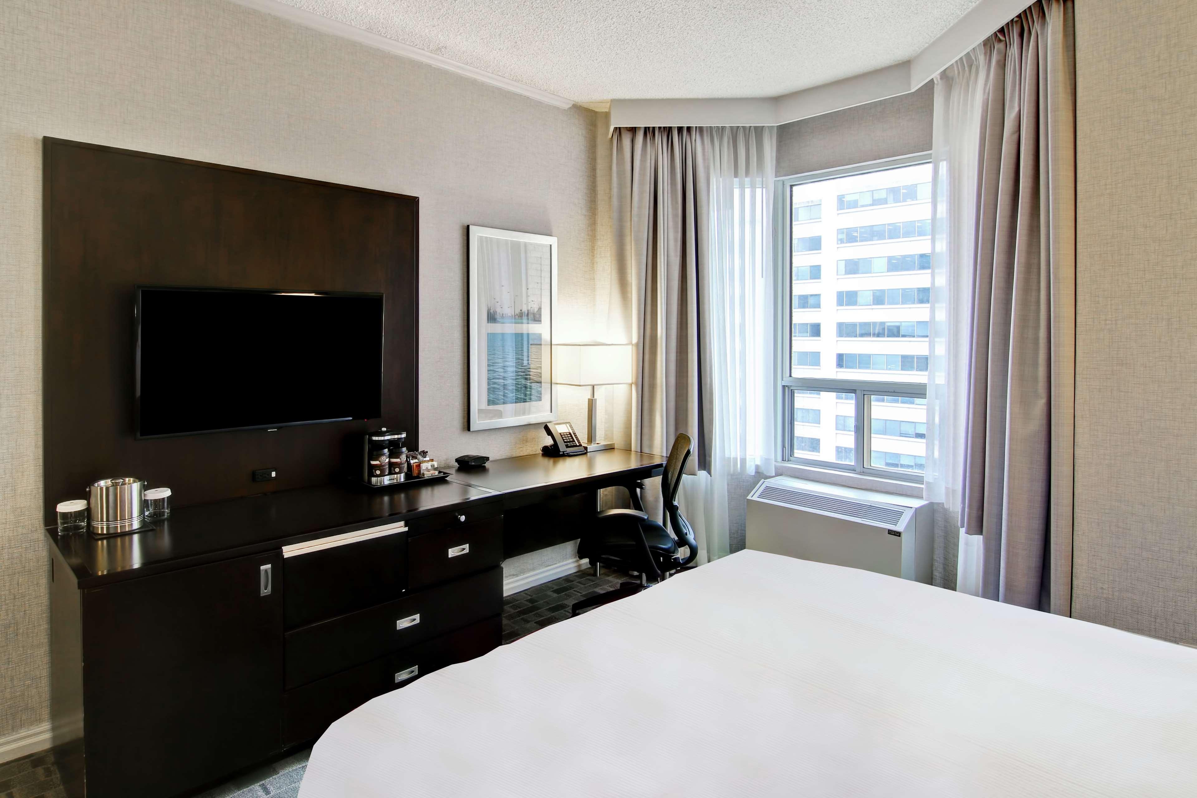 هتل DoubleTree by Hilton Hotel Toronto Downtown تورنتو