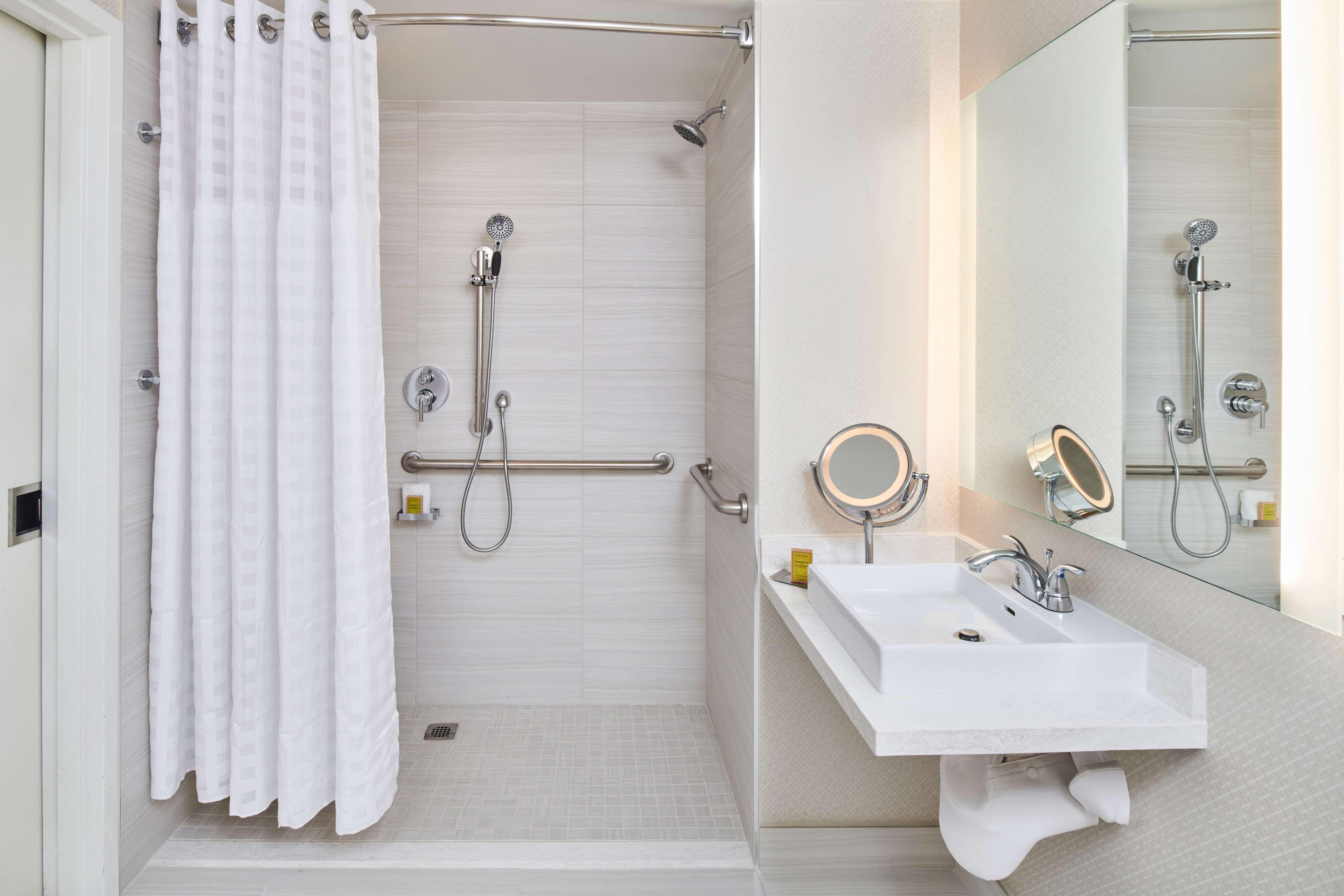 هتل DoubleTree by Hilton Irvine Spectrum Irvine