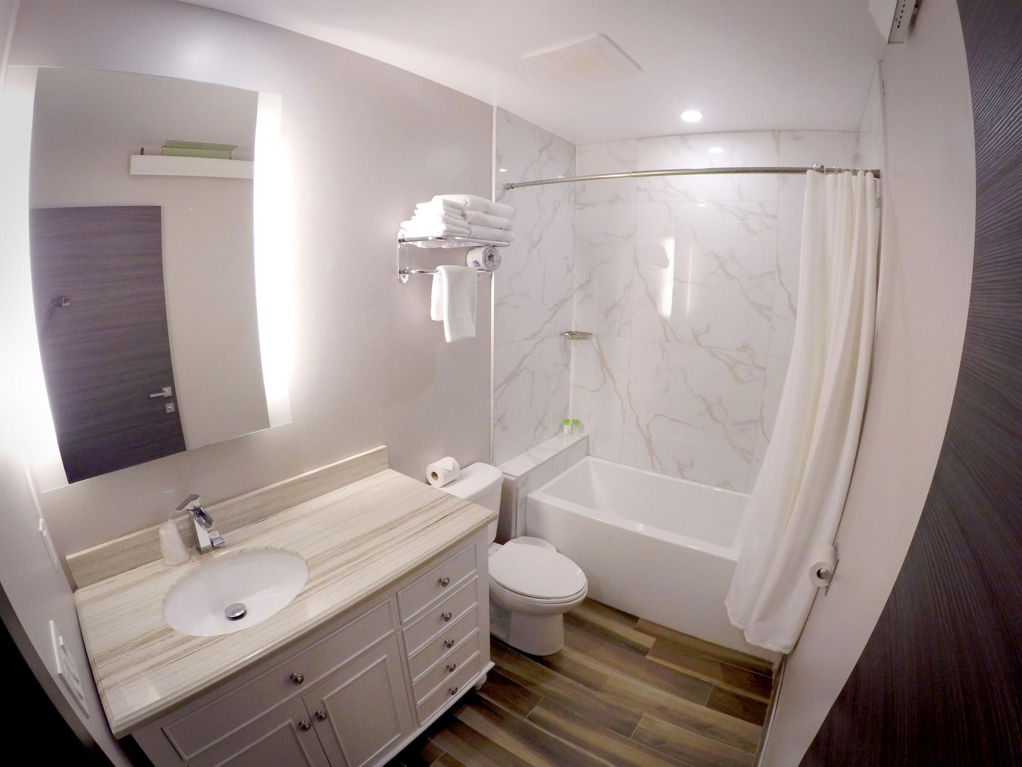 هتل M Montreal Hostel مونترال
