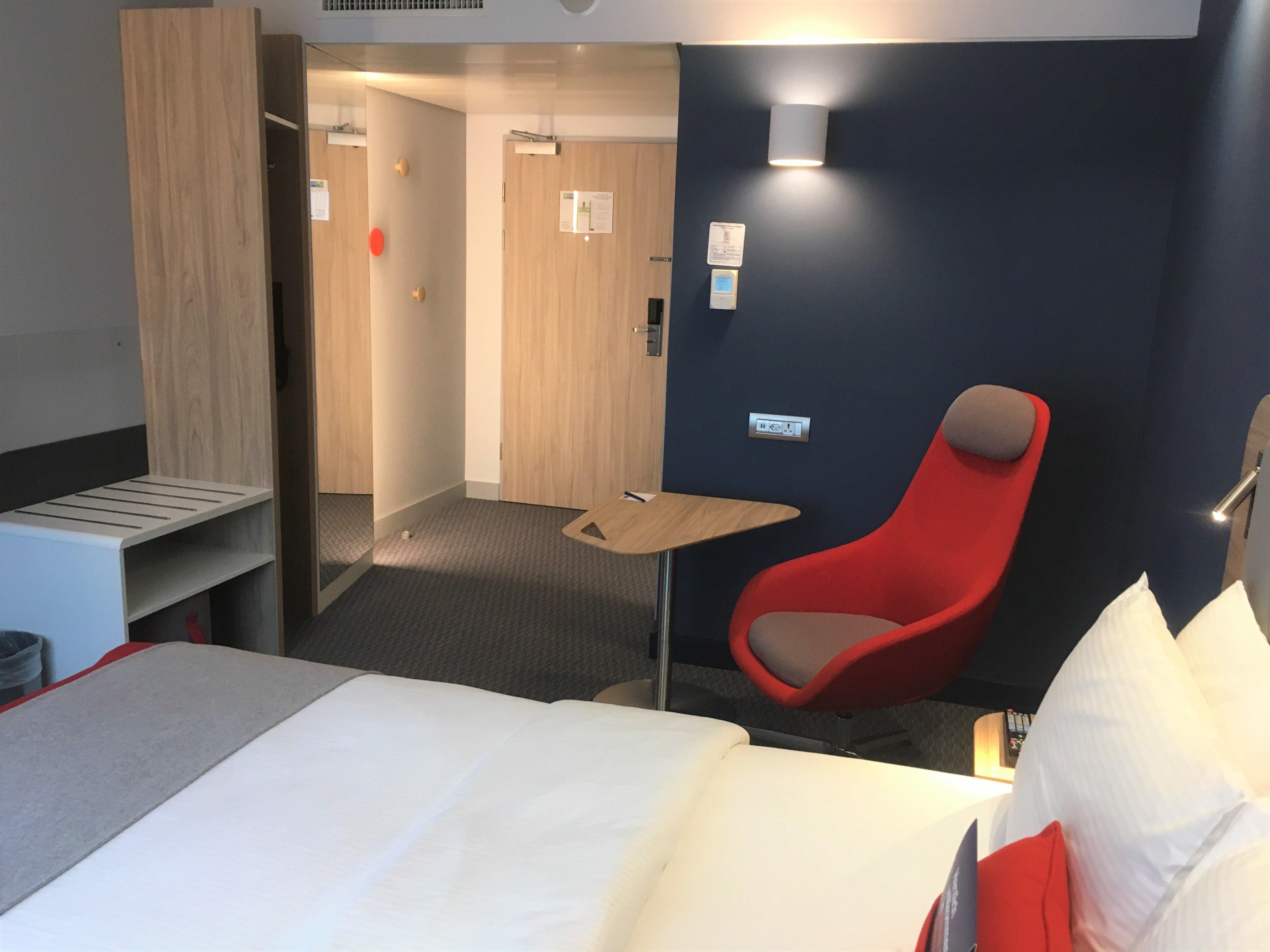 هتل Holiday Inn Express Zürich Airport زوریخ