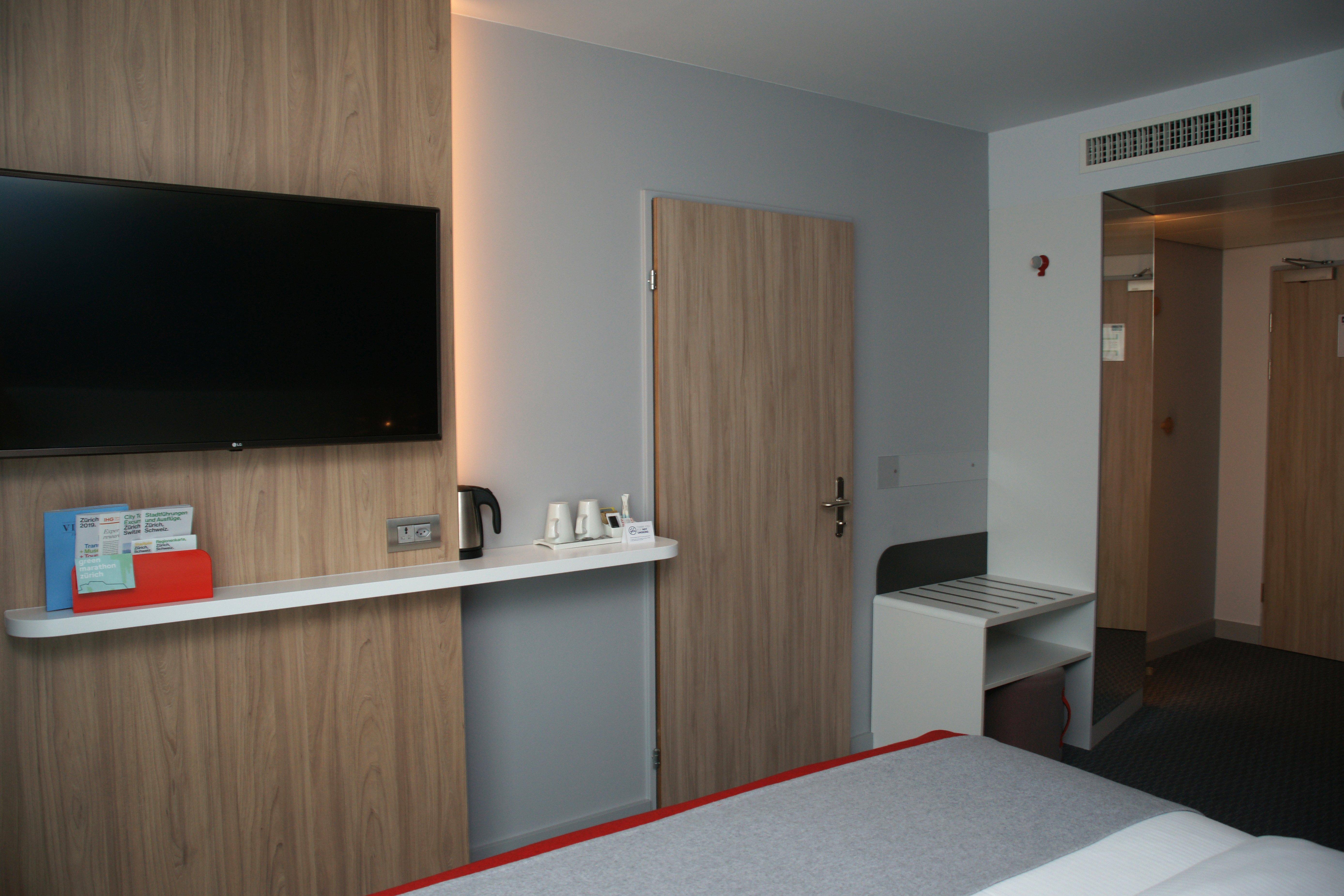 هتل Holiday Inn Express Zürich Airport زوریخ