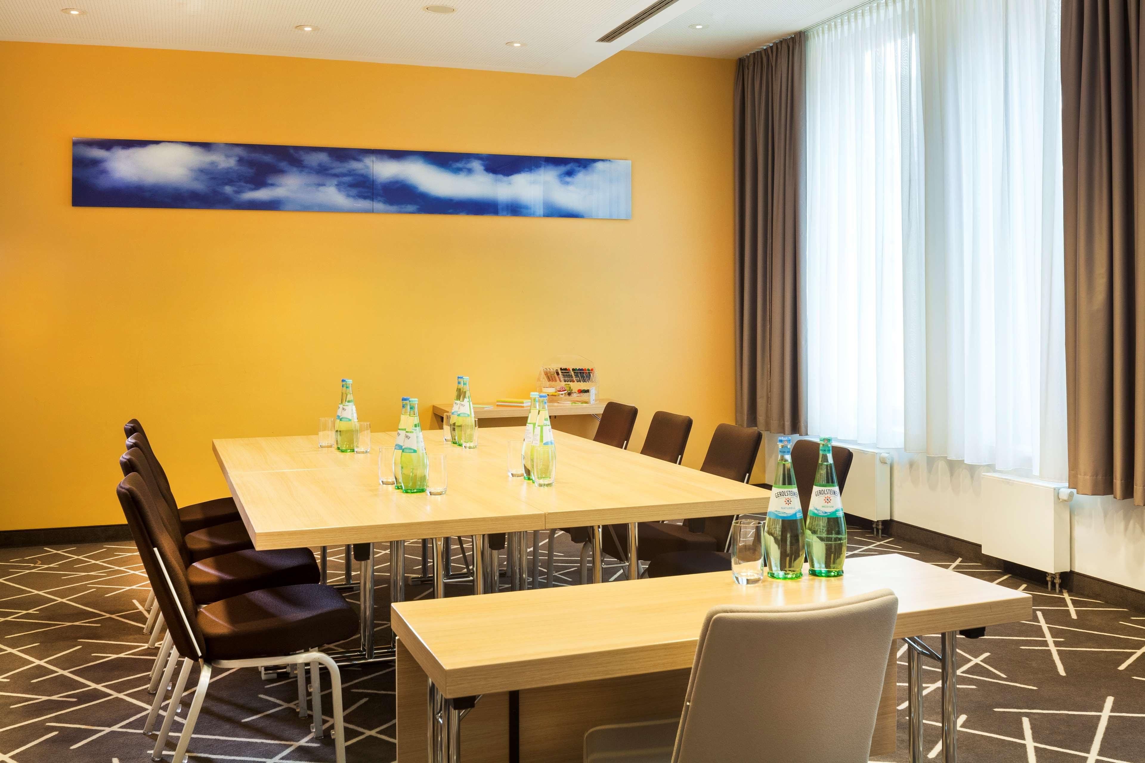 هتل Park Inn by Radisson Hotel in Stuttgart اشتوتگارت