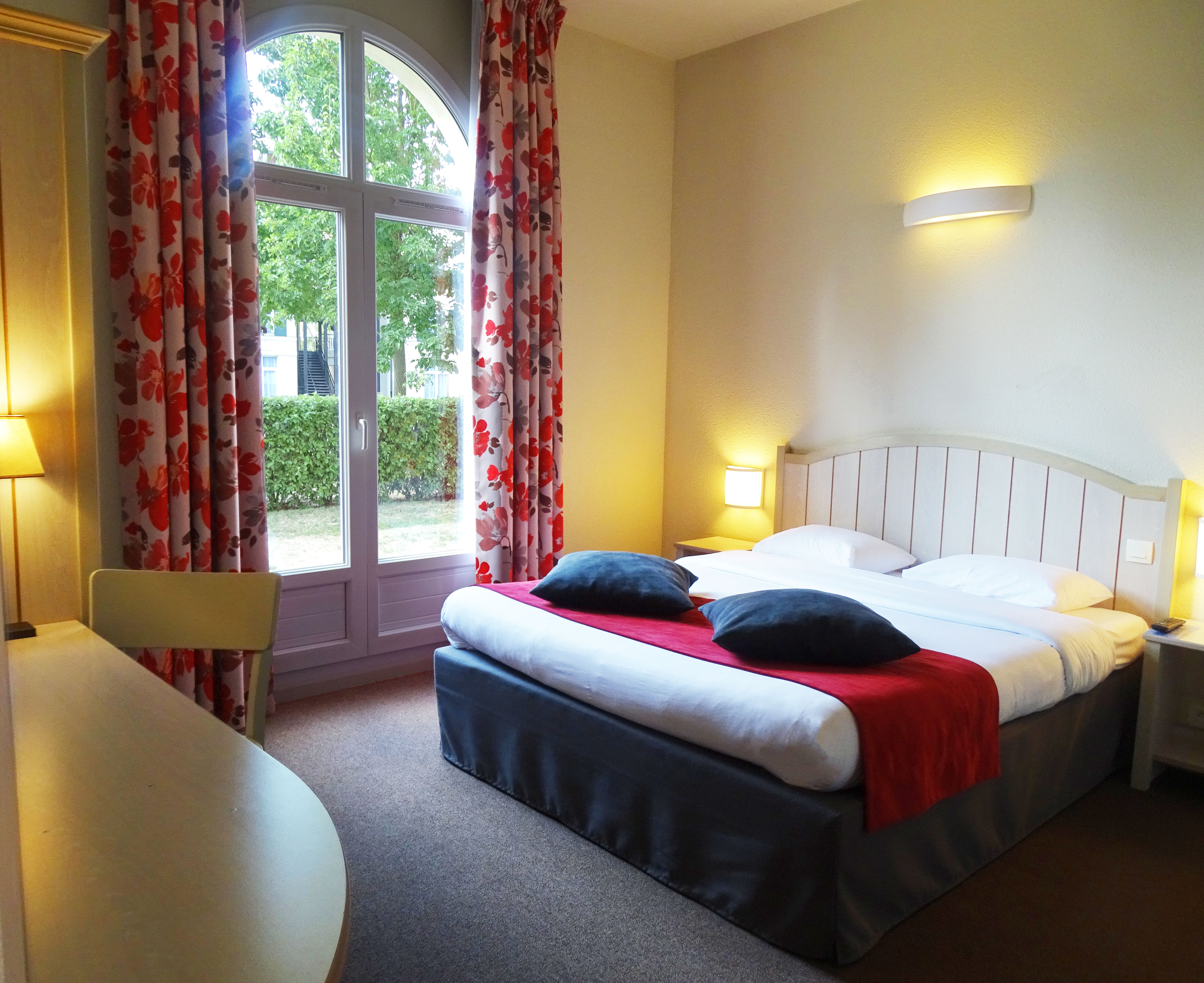 هتل Campanile Val de France Magny-le-Hongre