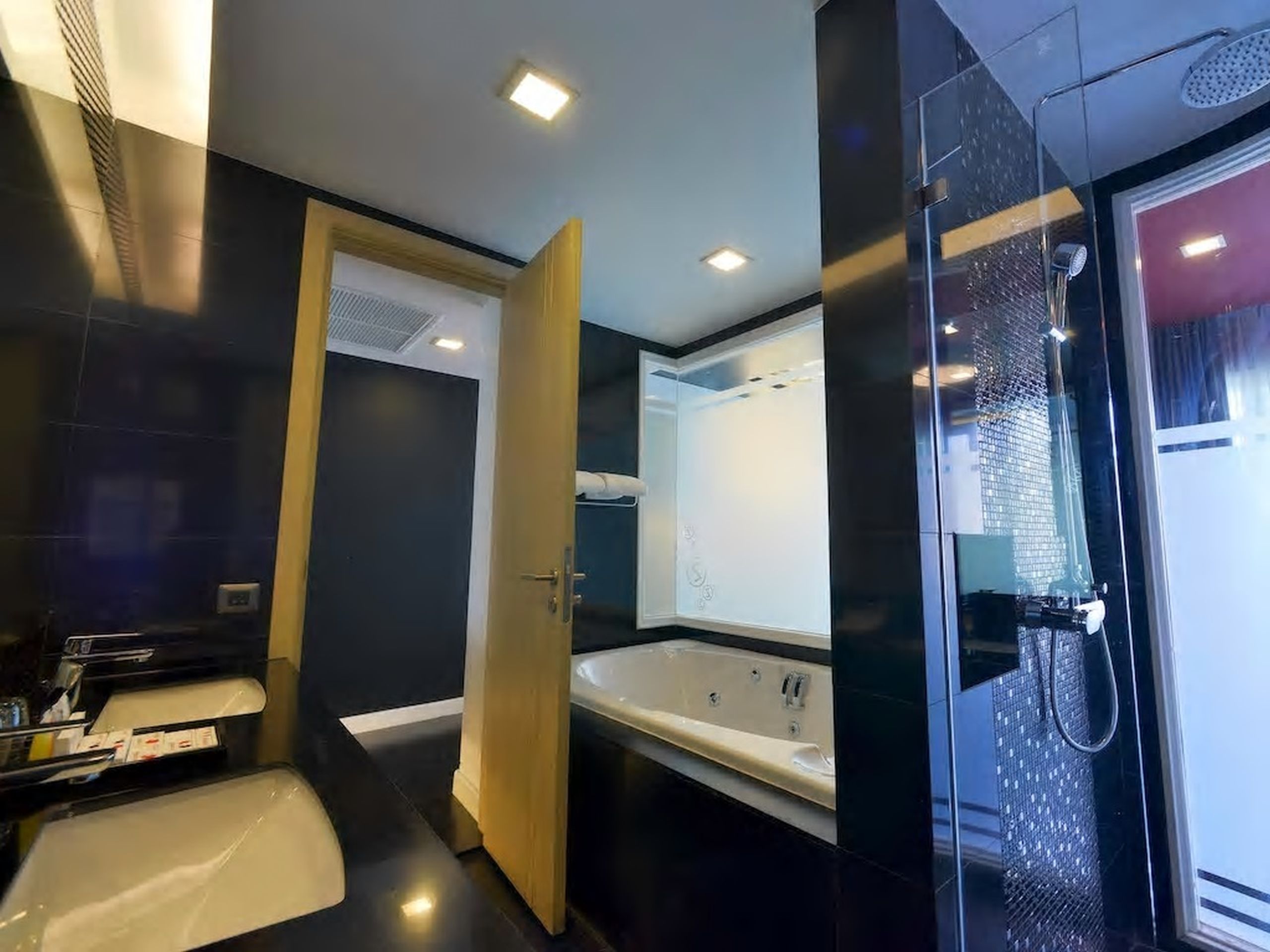 هتل Sleep With Me Design Hotel @ Patong Patong