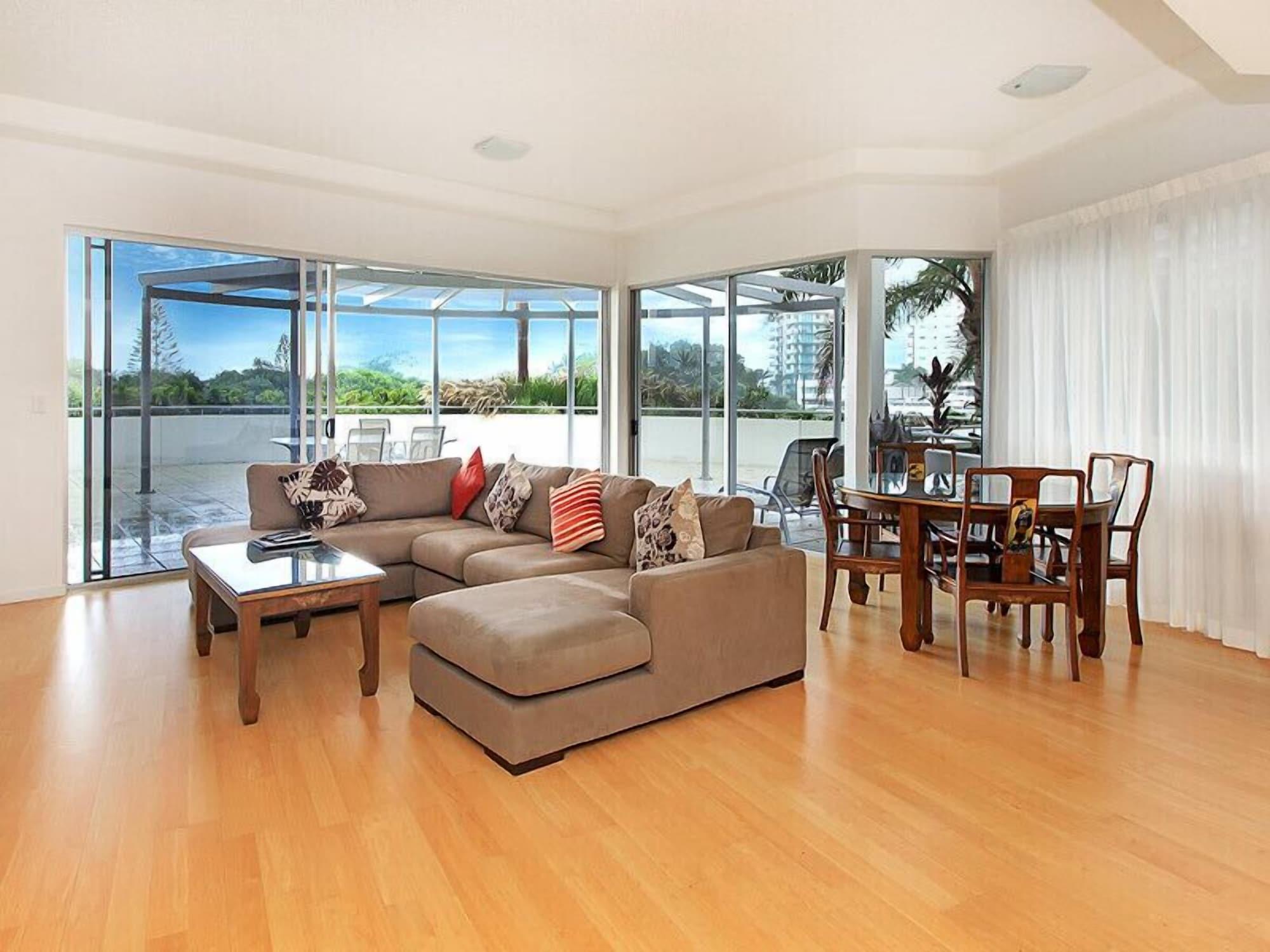 هتل Silver Sea on Sixth Resort Maroochydore