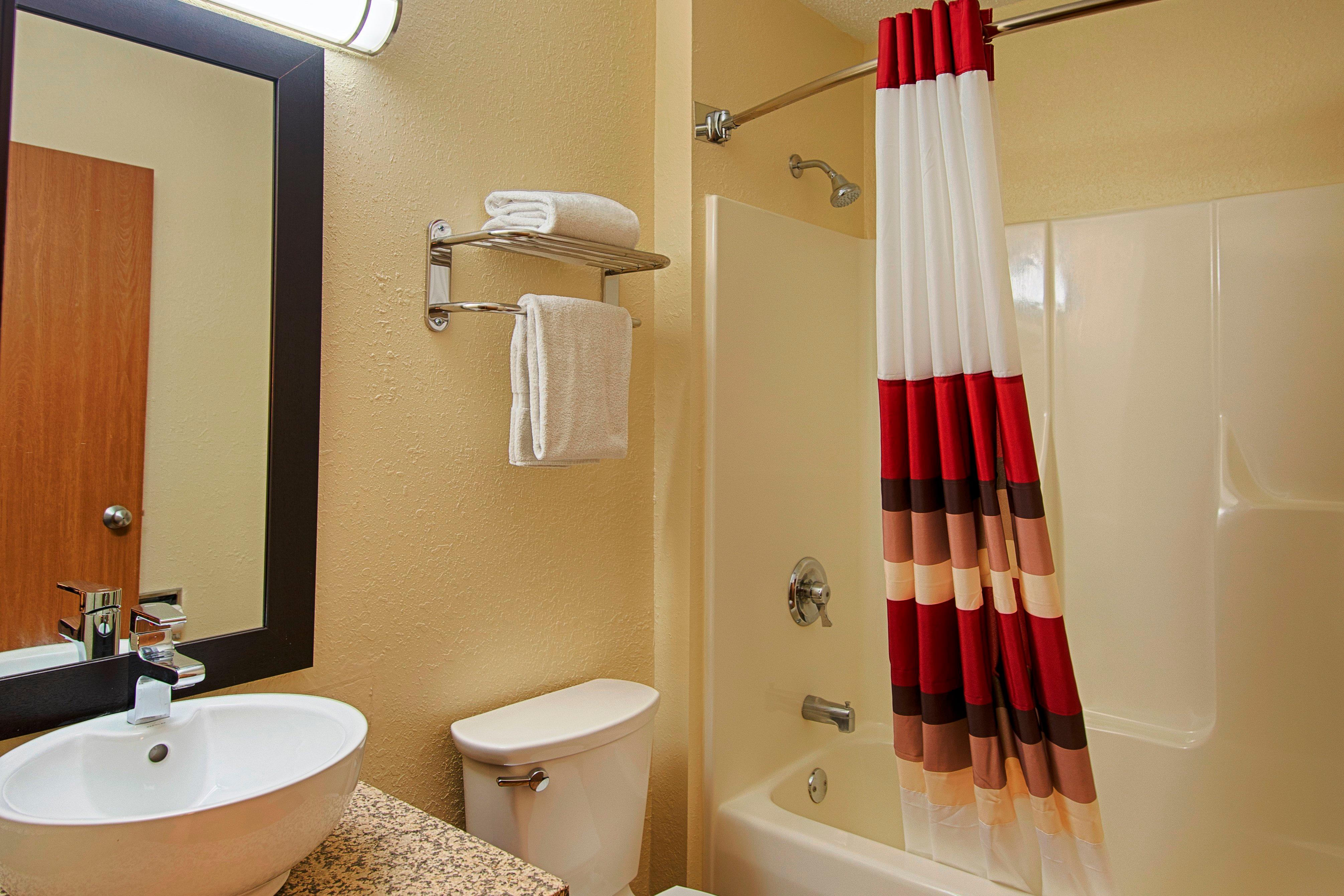 هتل Red Roof PLUS+ & Suites Malone Malone