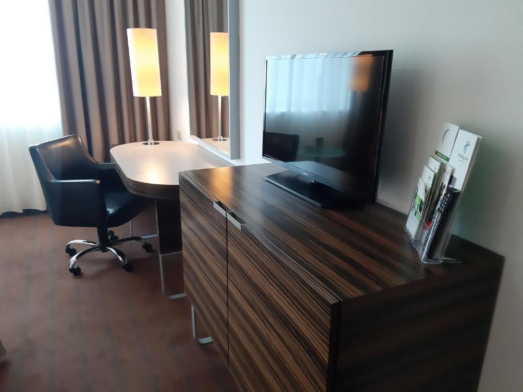 هتل Holiday Inn Almaty آلماتی