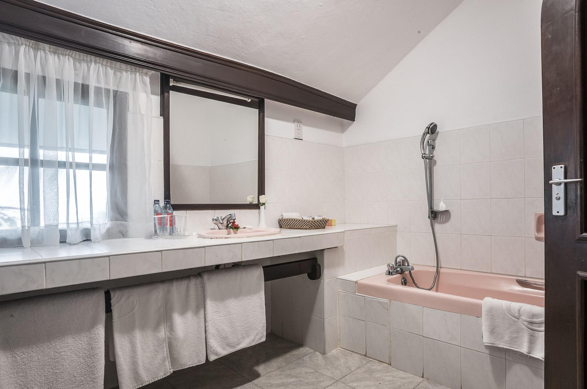 هتل Flamingo by PrideInn Shanzu Beach