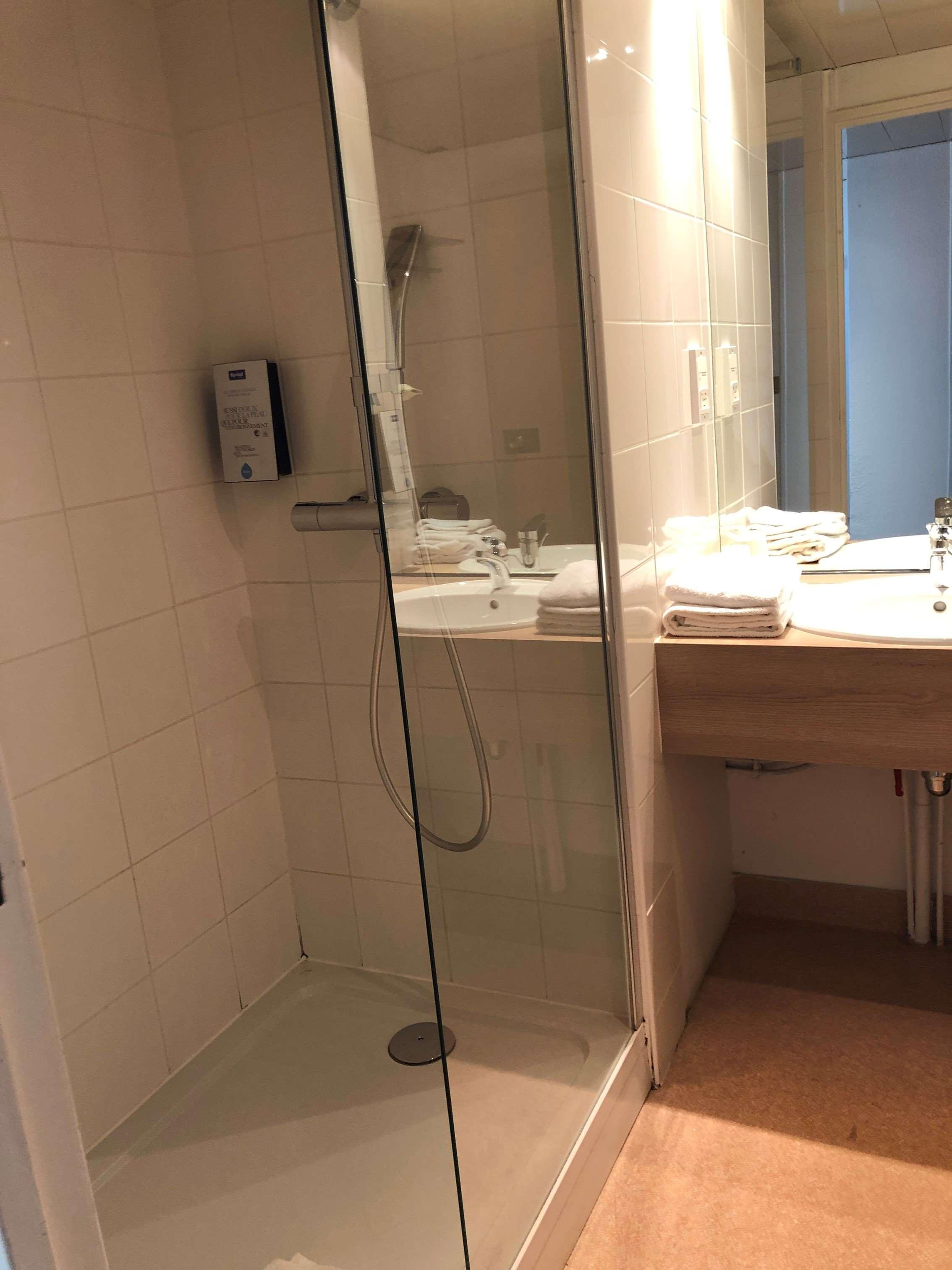 هتل Hotel Kyriad Nemours Nemours