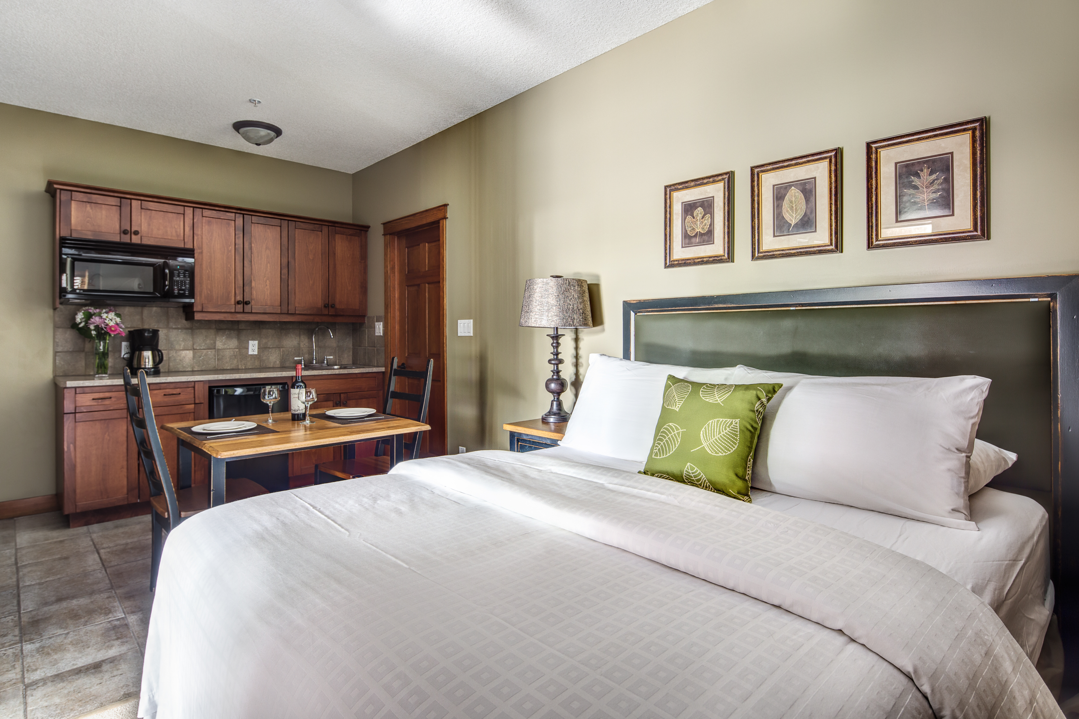 هتل Bighorn Meadows Resort Radium Hot Springs