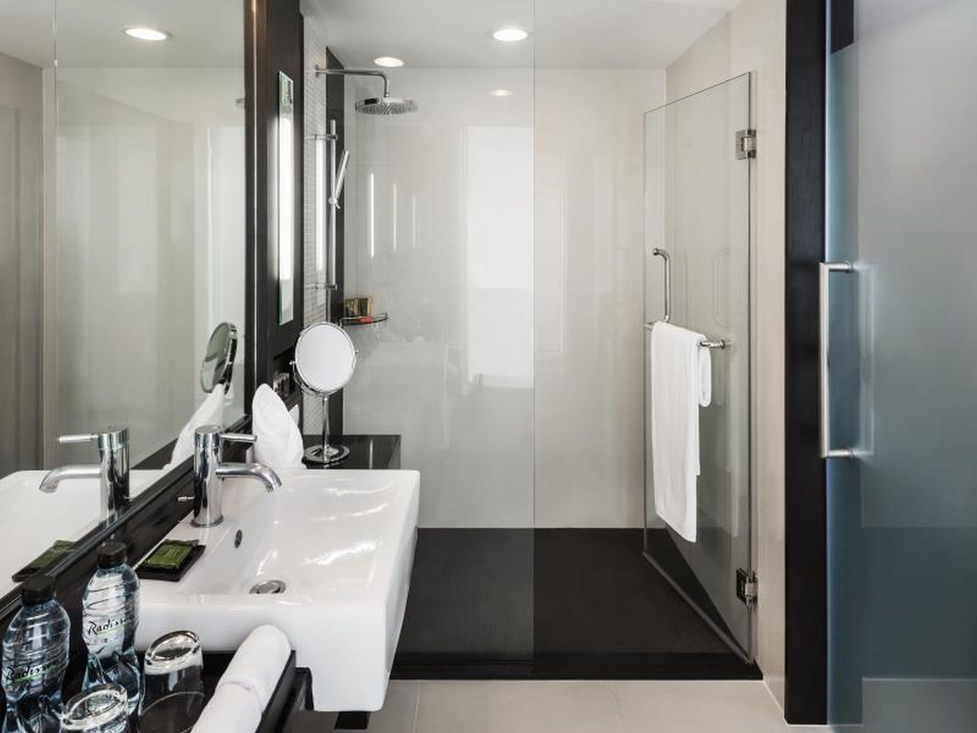 هتل Radisson Suites Bangkok Sukhumvit بانگکوک