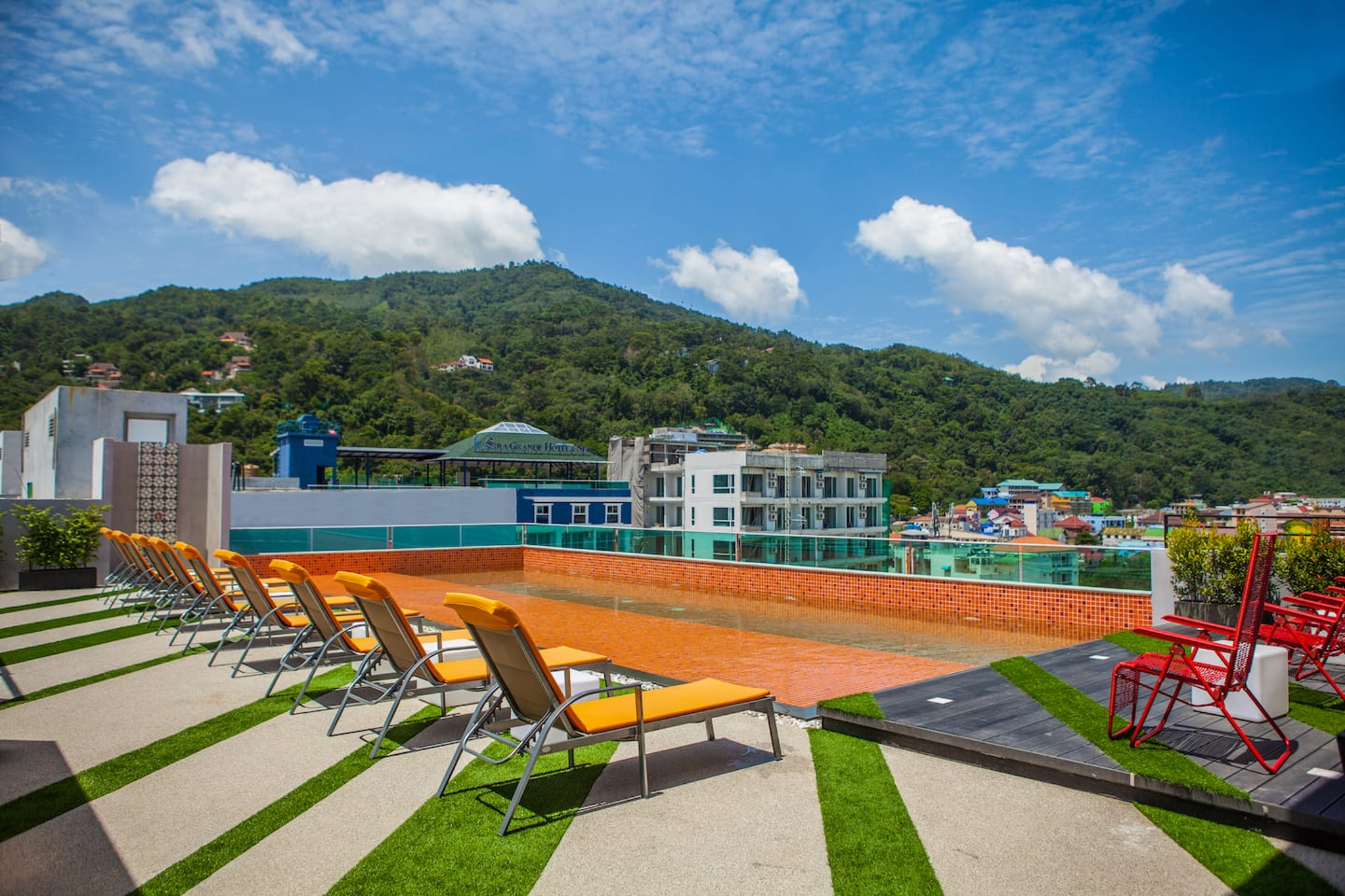 هتل The Crib Patong Patong