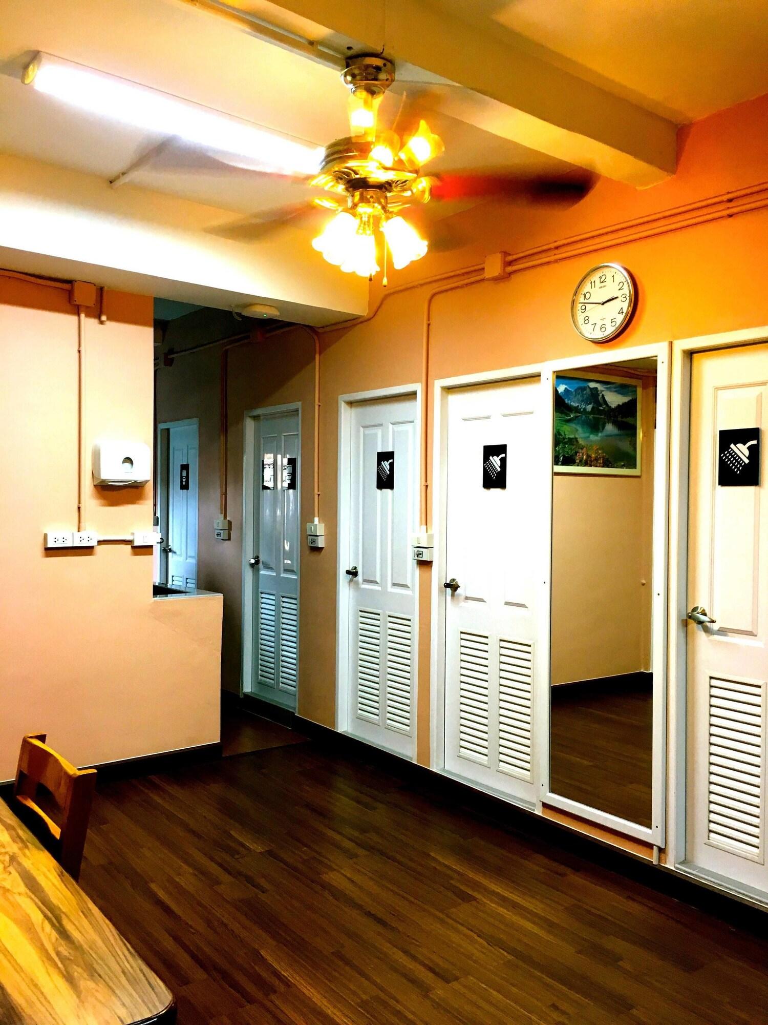 هتل Urban Hostel Bangkok بانگکوک
