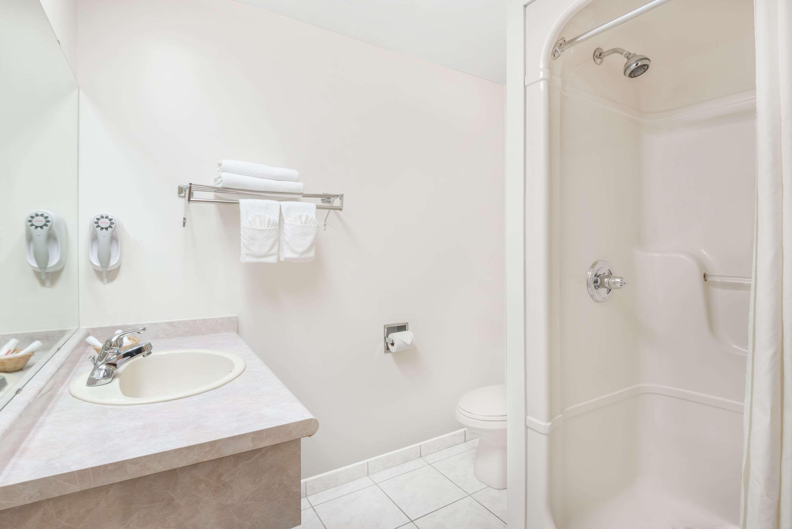 هتل Super 8 by Wyndham Ambassador Bridge Windsor ON Windsor