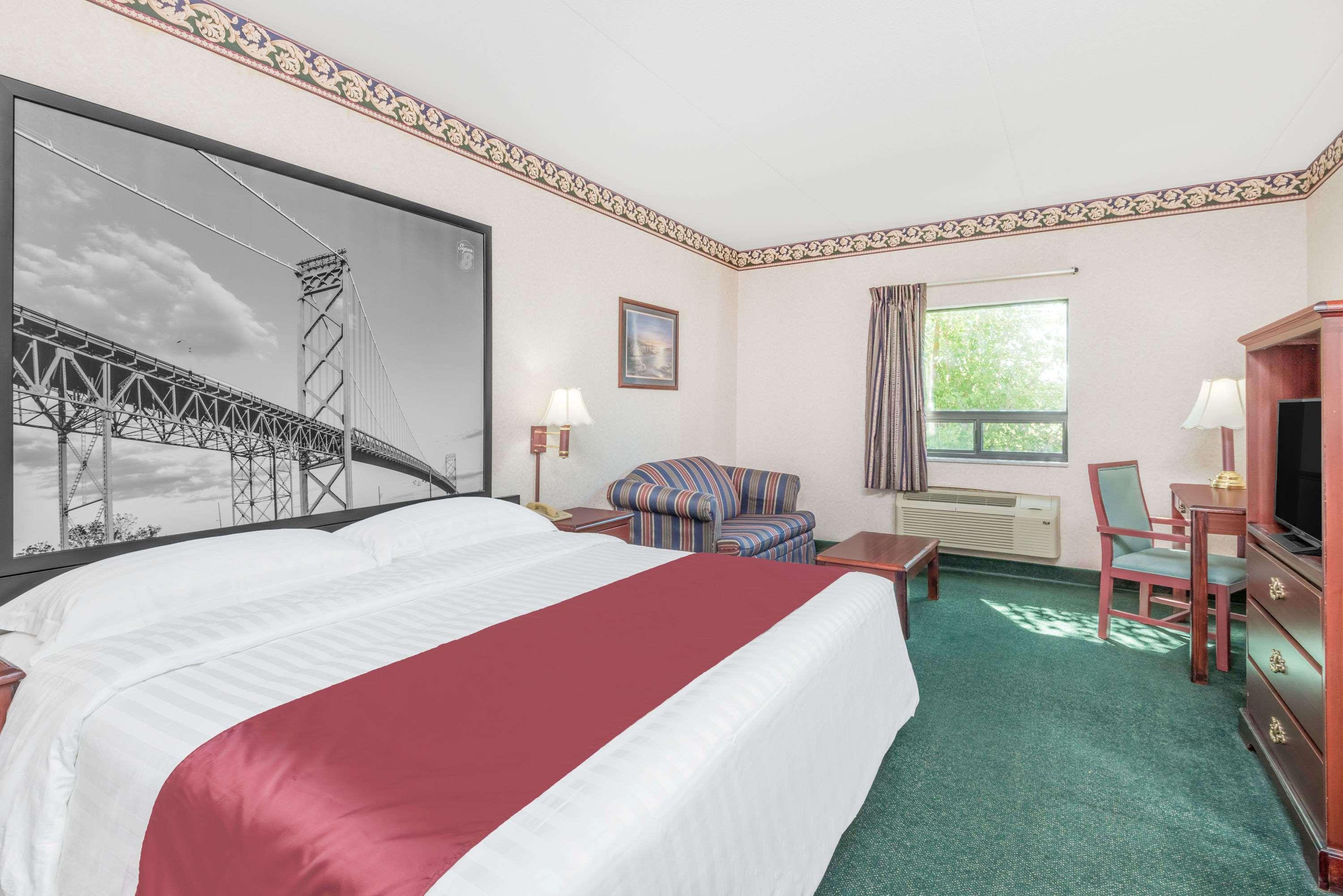 هتل Super 8 by Wyndham Ambassador Bridge Windsor ON Windsor