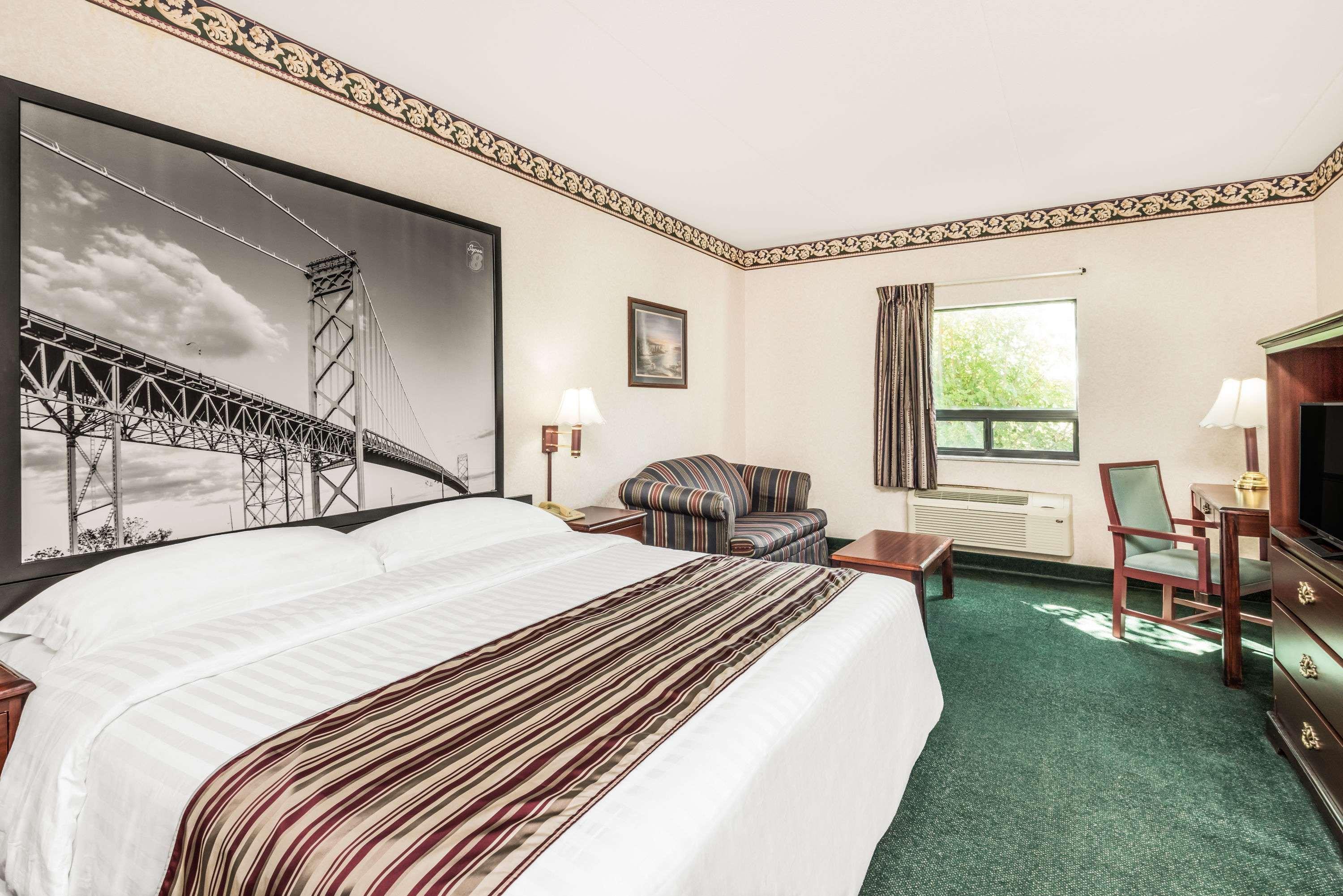 هتل Super 8 by Wyndham Ambassador Bridge Windsor ON Windsor