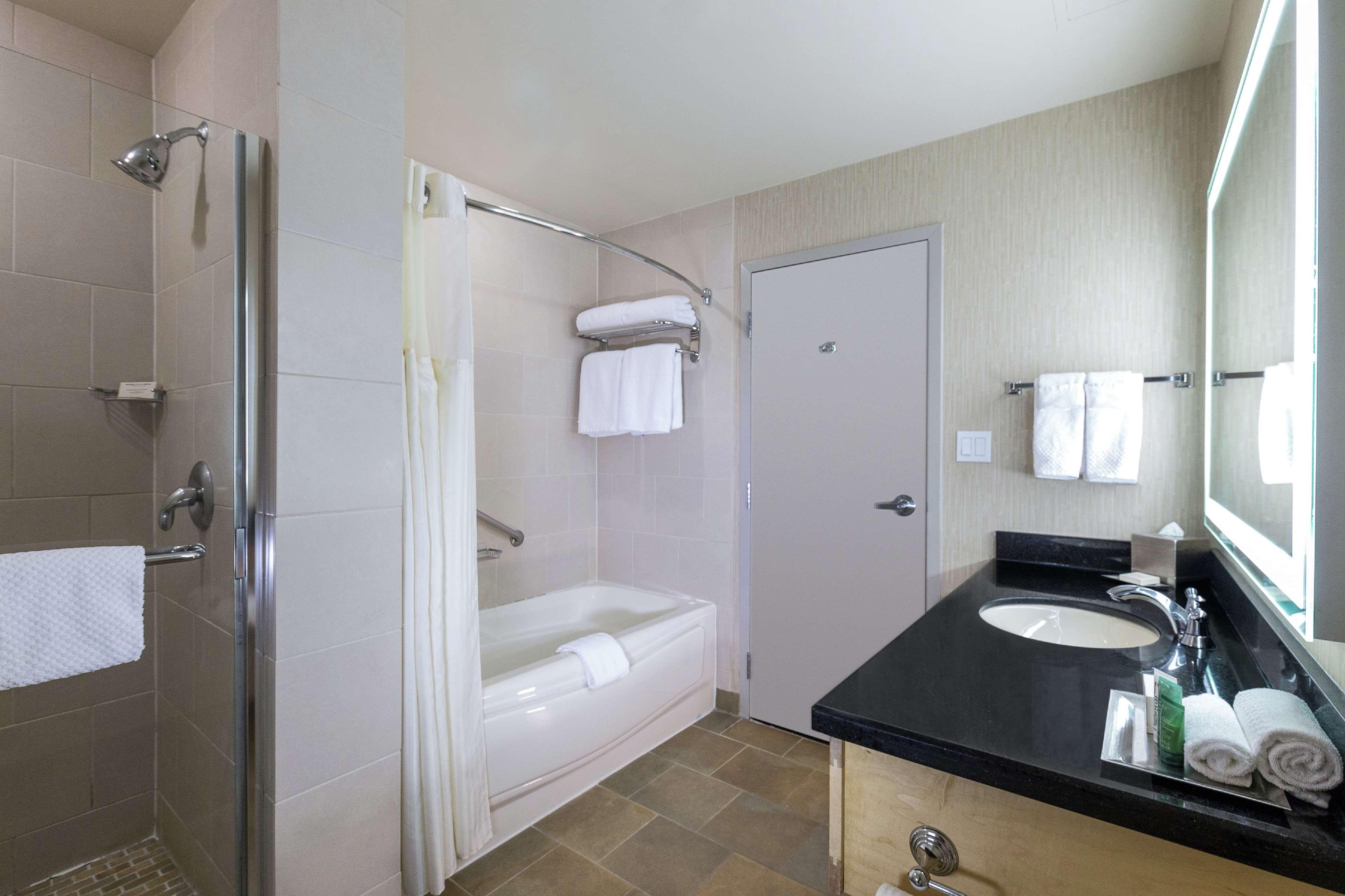 هتل Hilton Whistler Resort & Spa Whistler