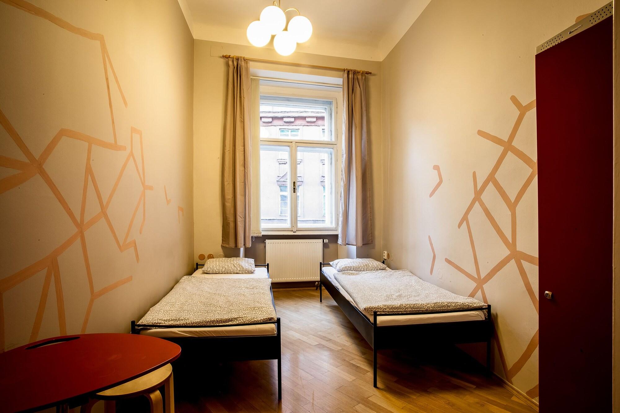 هتل Ahoy Hostel پراگ