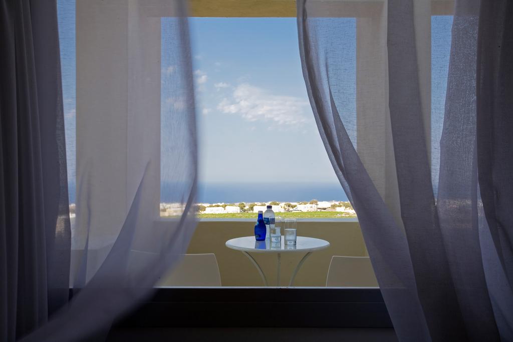 هتل The Majestic Hotel Thira (Fira)