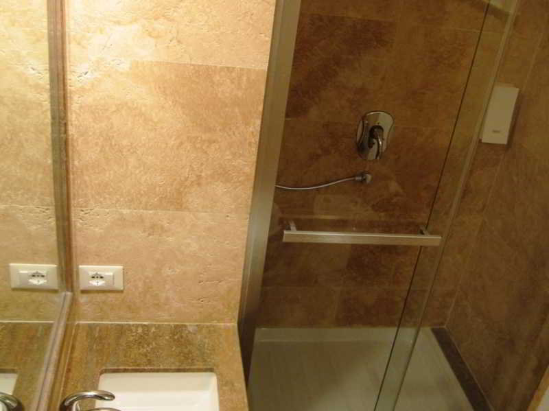 هتل Aenea Superior Inn رم