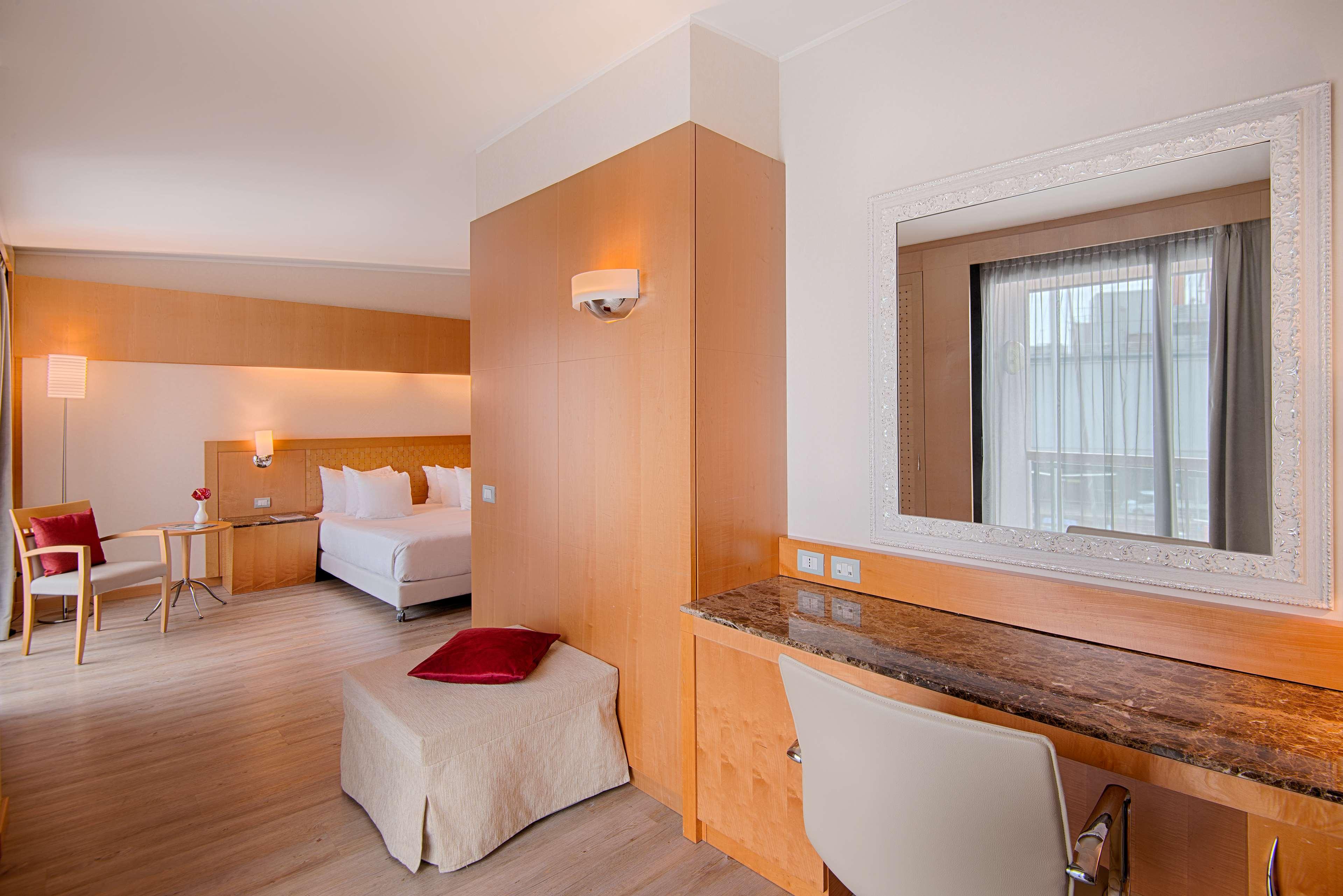 هتل NH Collection Genova Marina گنوآ