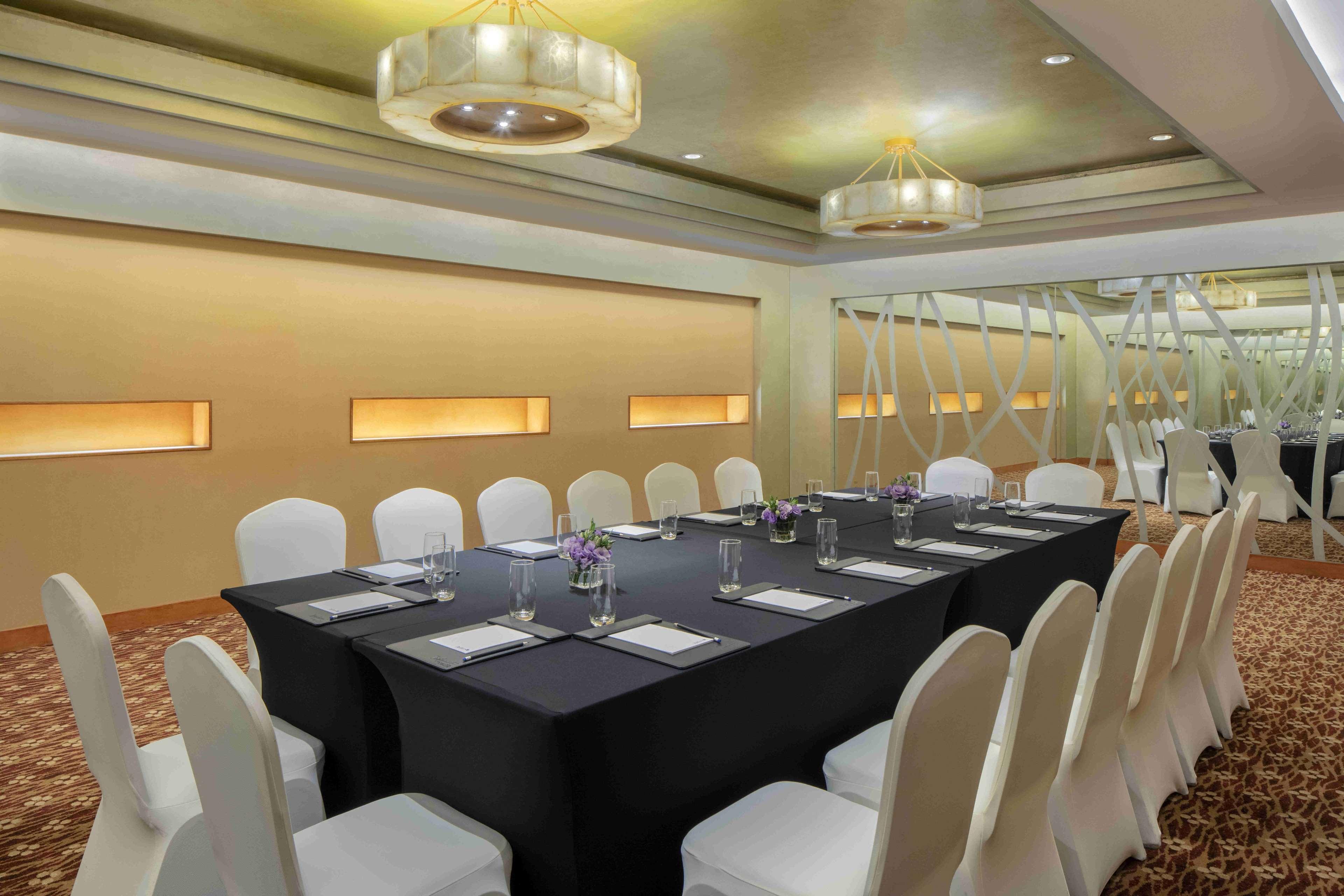 هتل Radisson Blu Shanghai New World Shanghai
