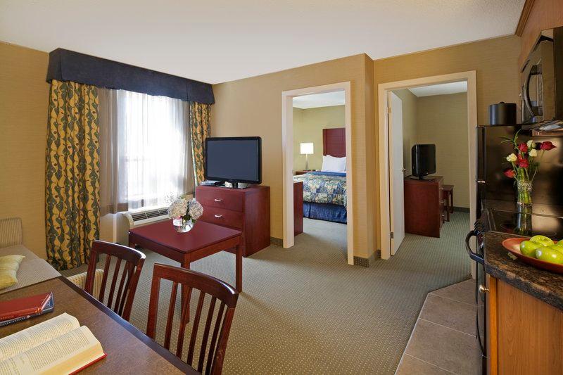 هتل Travelodge by Wyndham Oshawa Whitby Oshawa