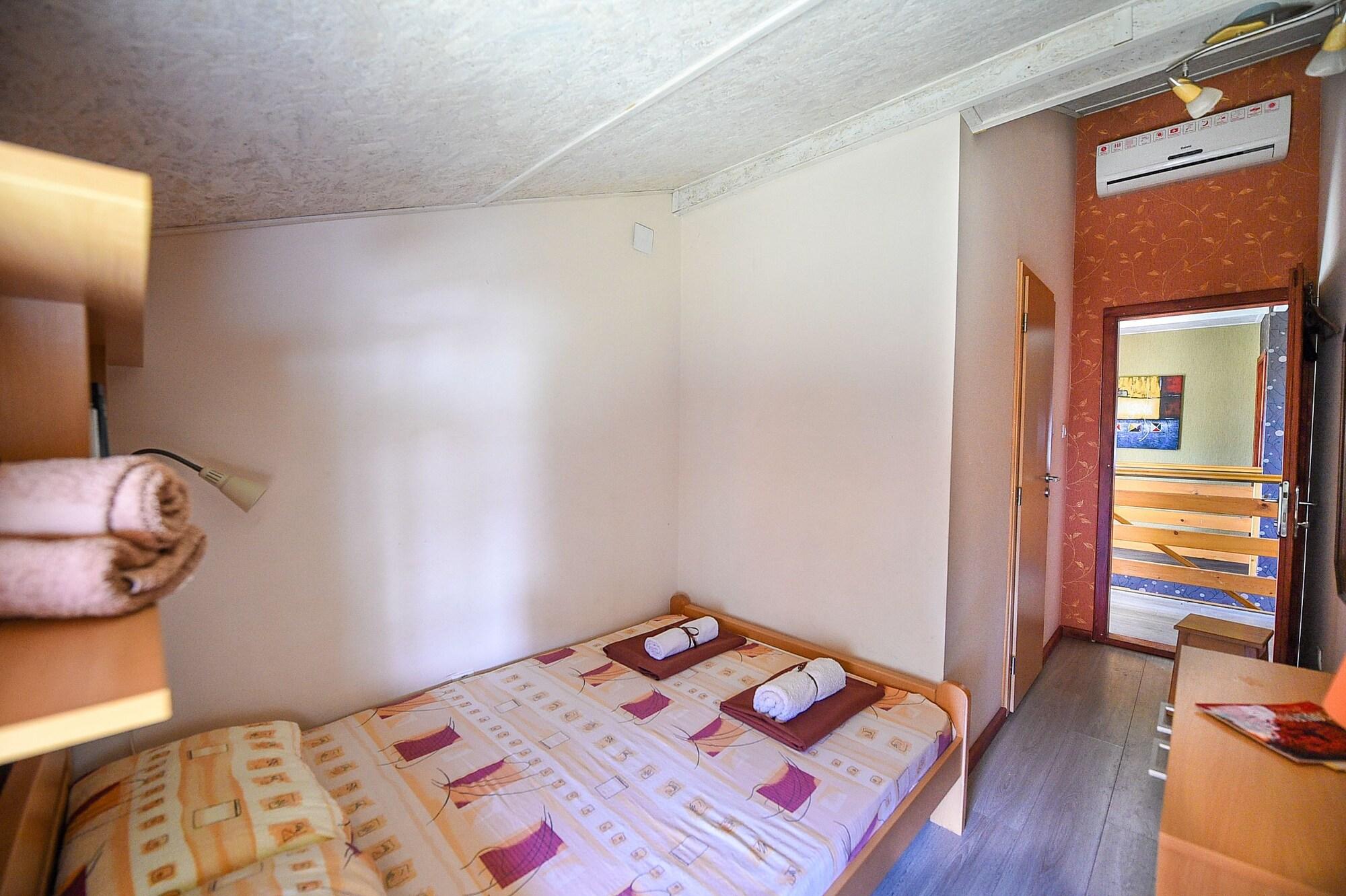 هتل San Art Floating Hostel بلگراد