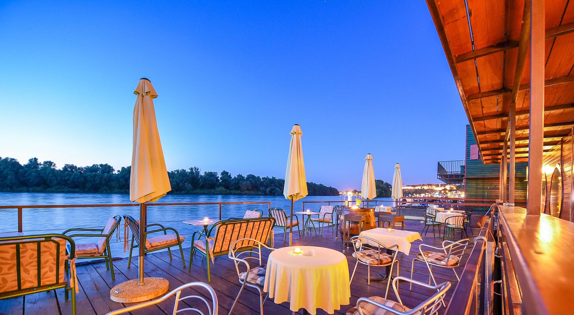 هتل San Art Floating Hostel بلگراد