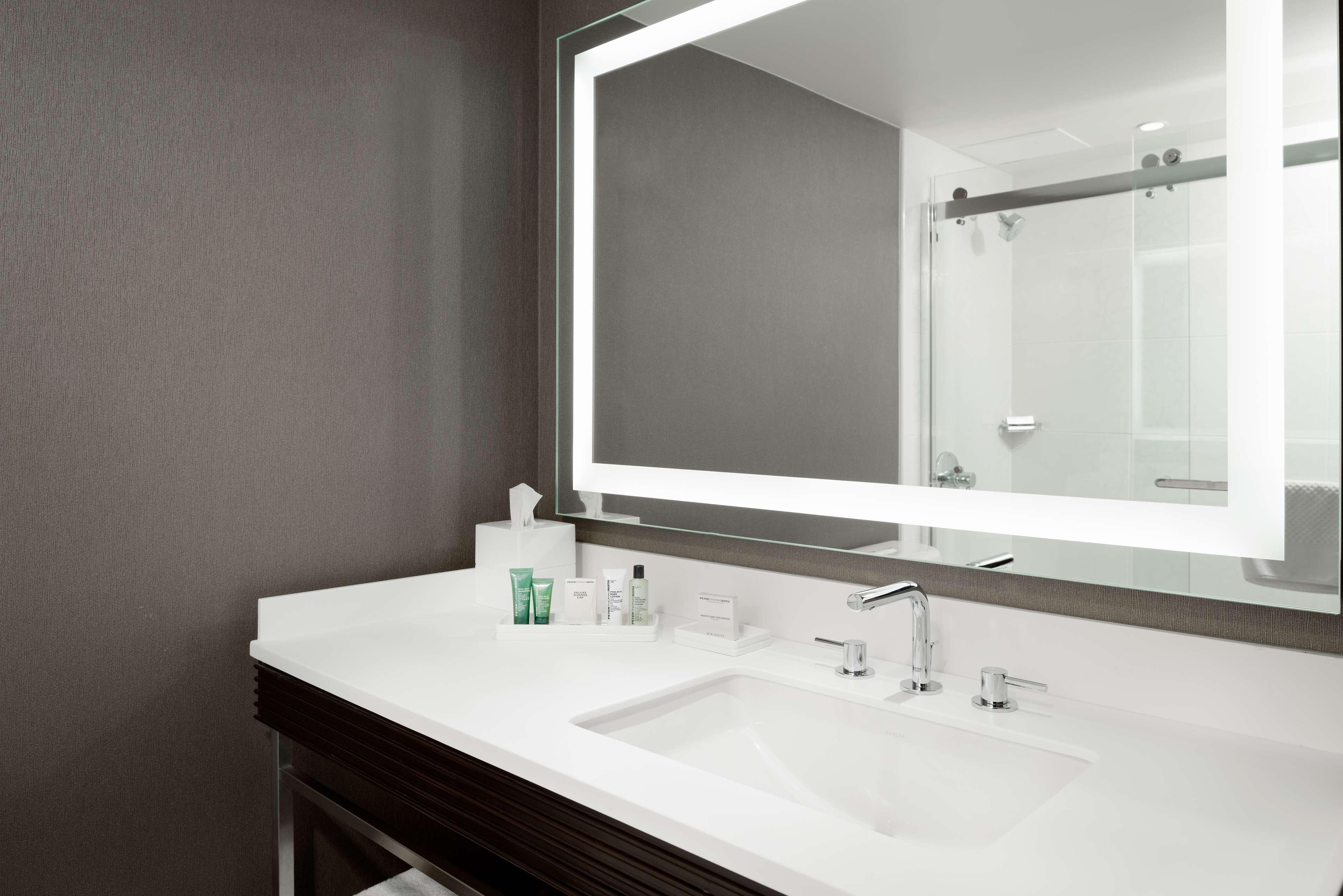 هتل Hilton Woodland Hills Woodland Hills