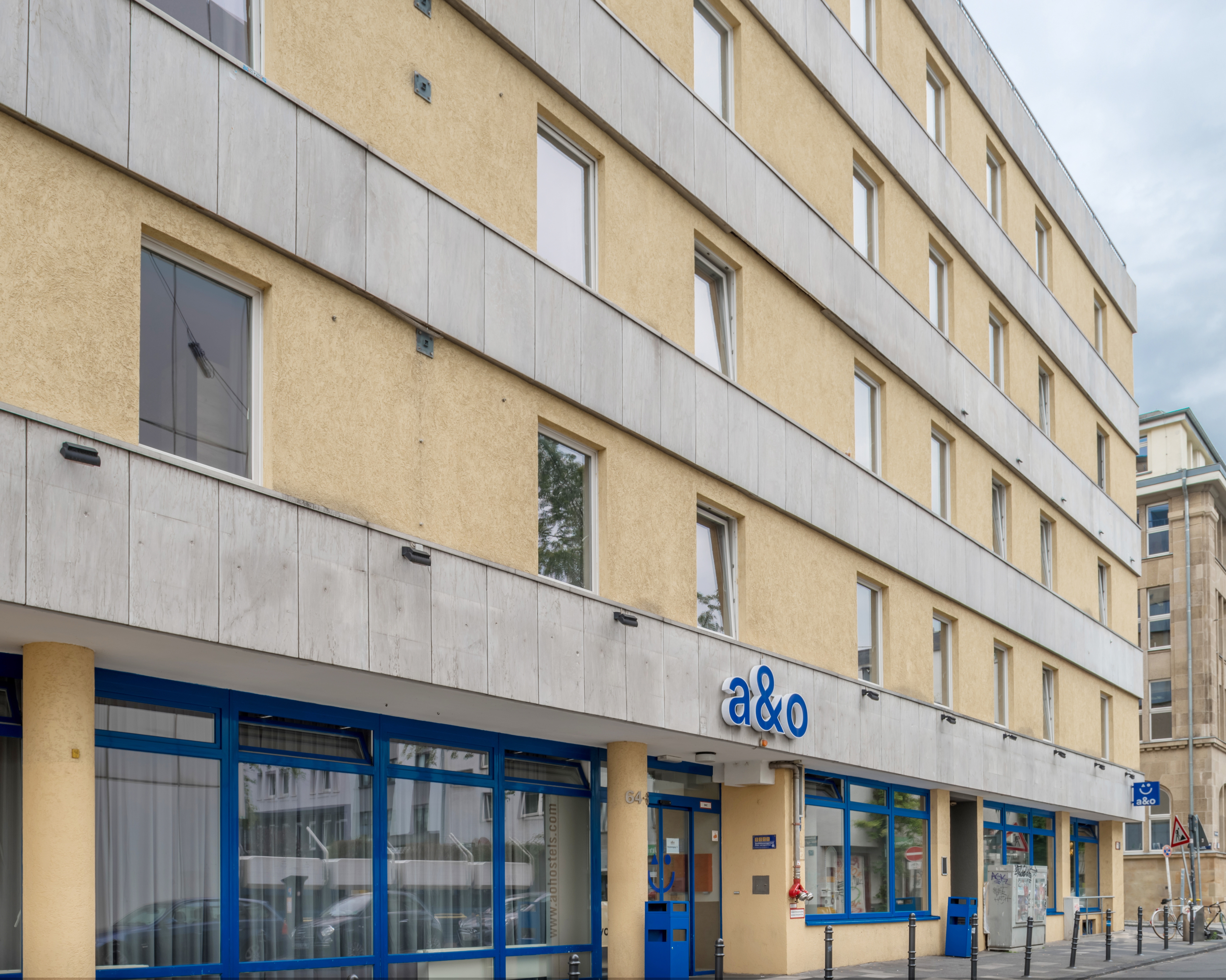 هتل a&o Köln Neumarkt کلن