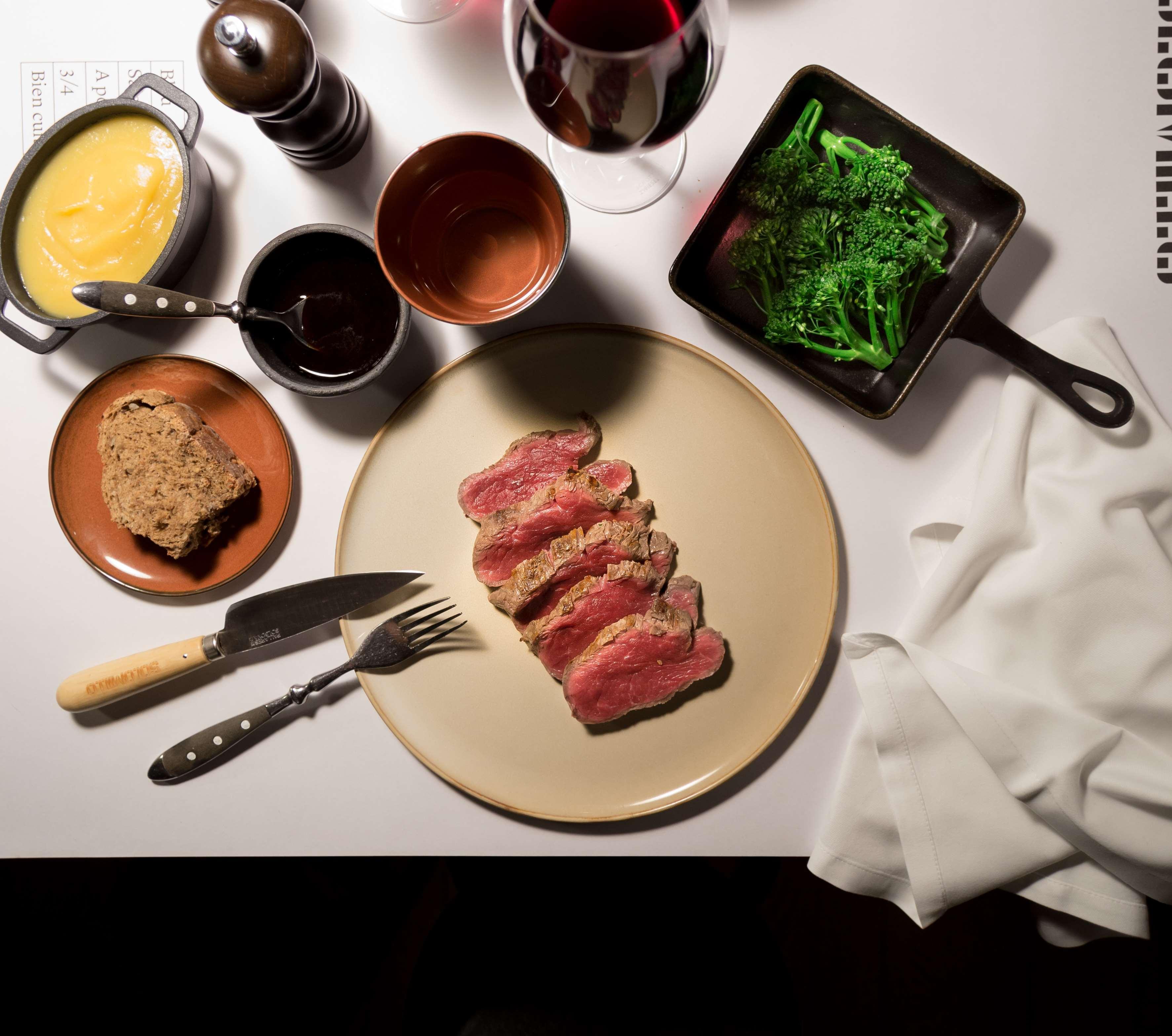 هتل Alexandra Barcelona Hotel, Curio Collection by Hilton بارسلونا