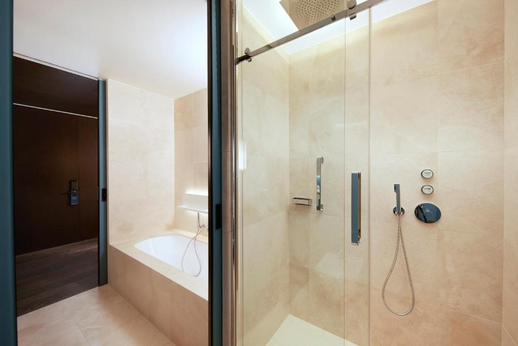 هتل Hilton Lake Como کومو